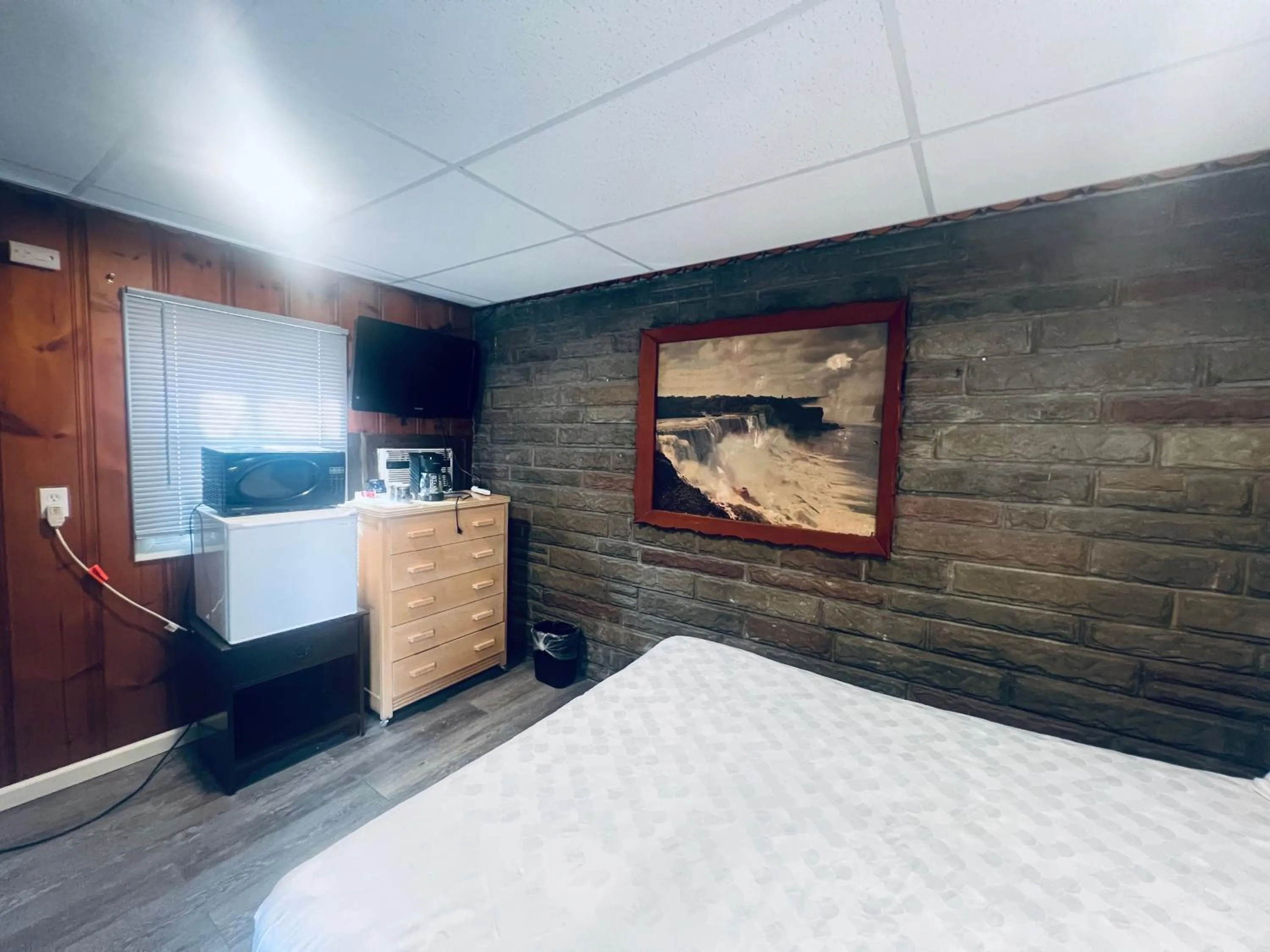 Bedroom, Bed in Falls Motel