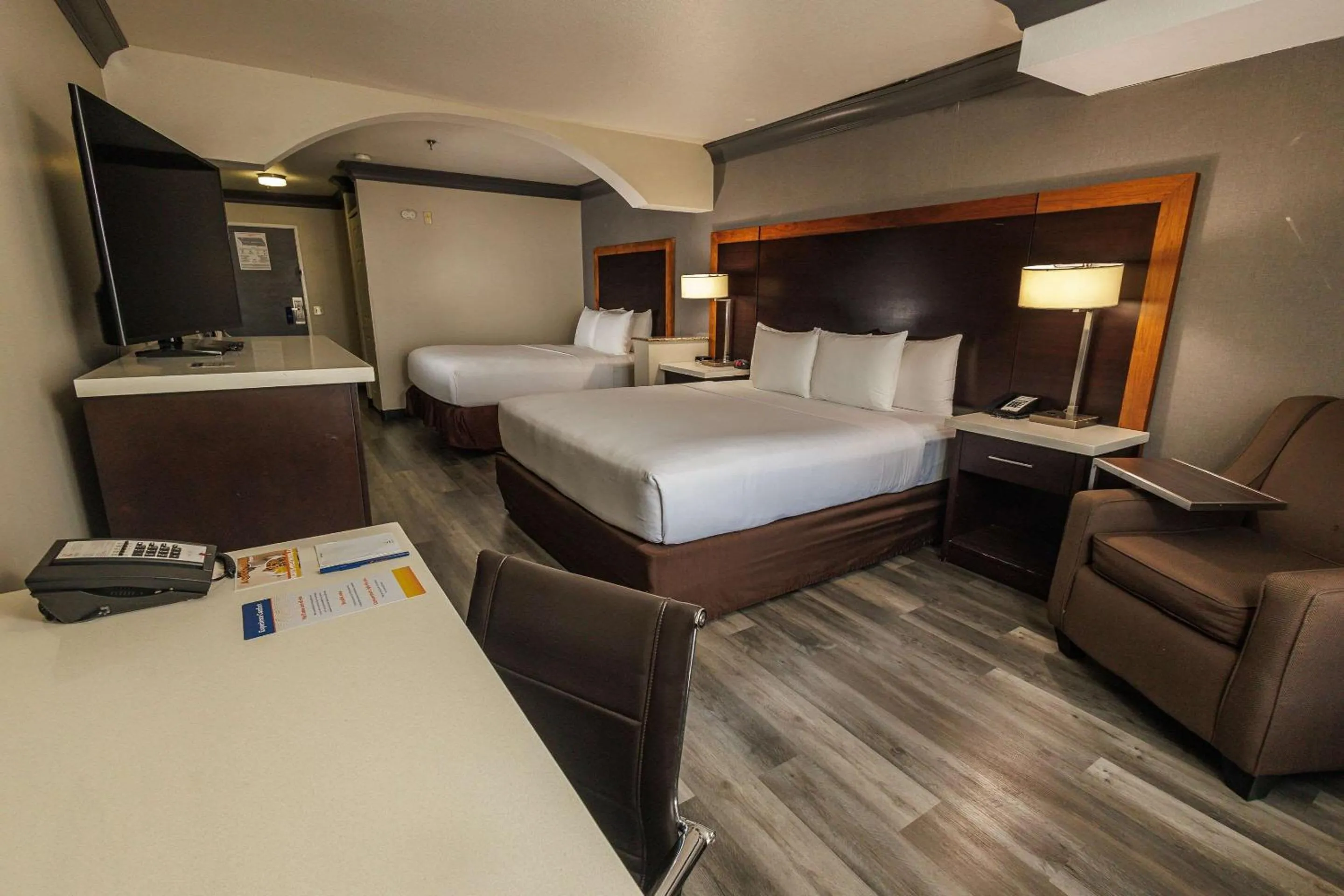 Bedroom, Bed in Comfort Inn & Suites Near Universal - N Hollywood - Burbank