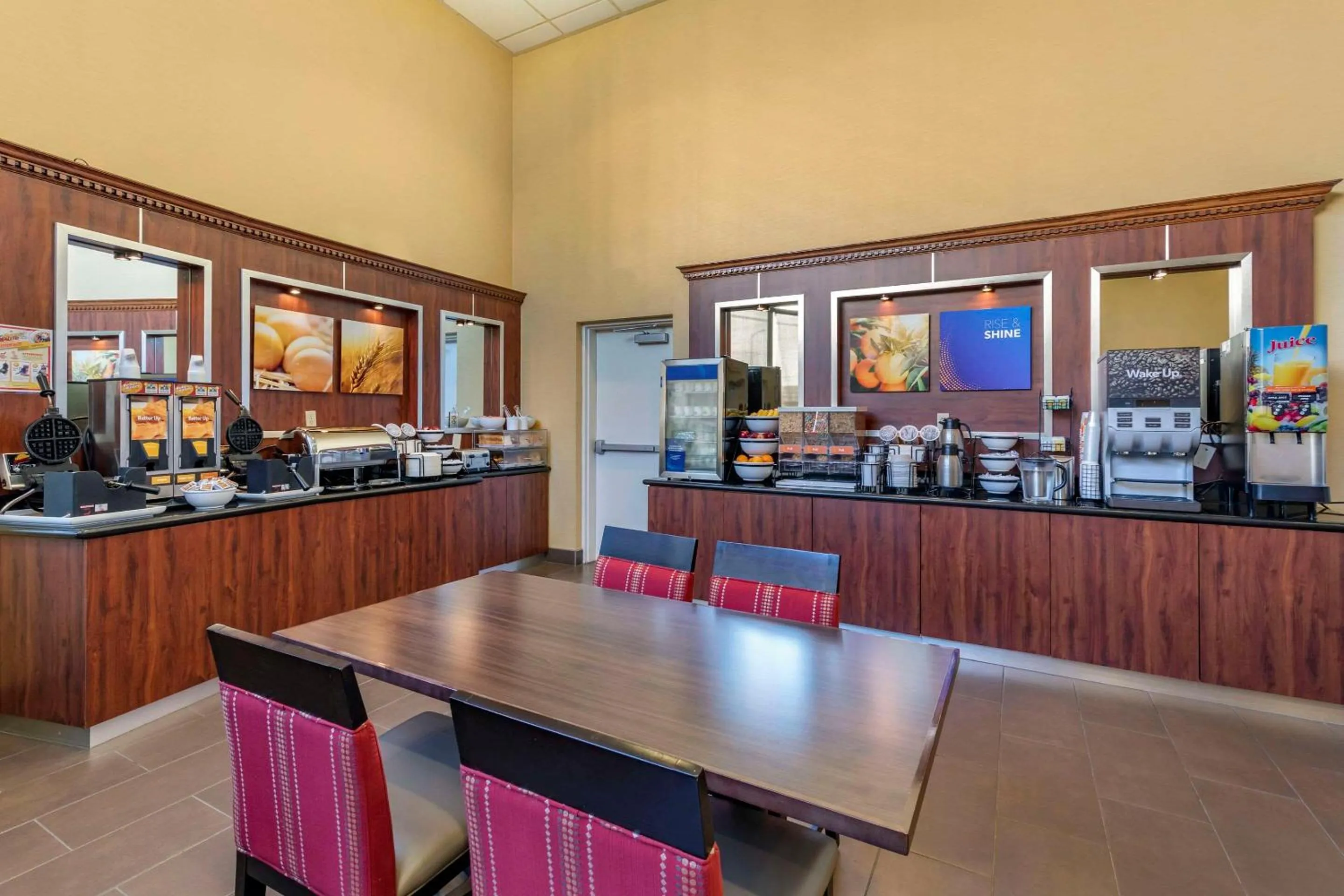 Breakfast in Comfort Inn & Suites Near Universal - N Hollywood - Burbank