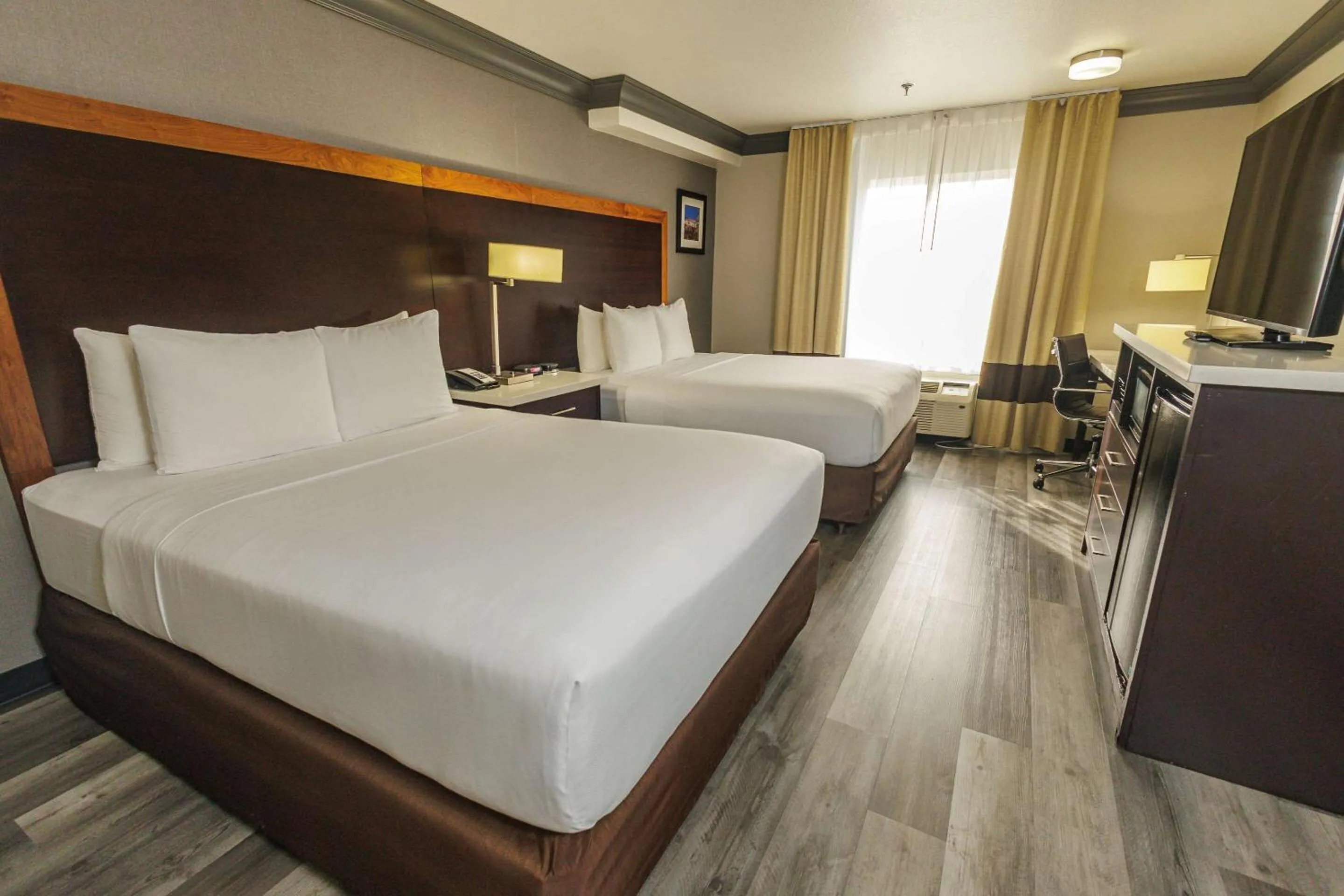 Bedroom, Bed in Comfort Inn & Suites Near Universal - N Hollywood - Burbank