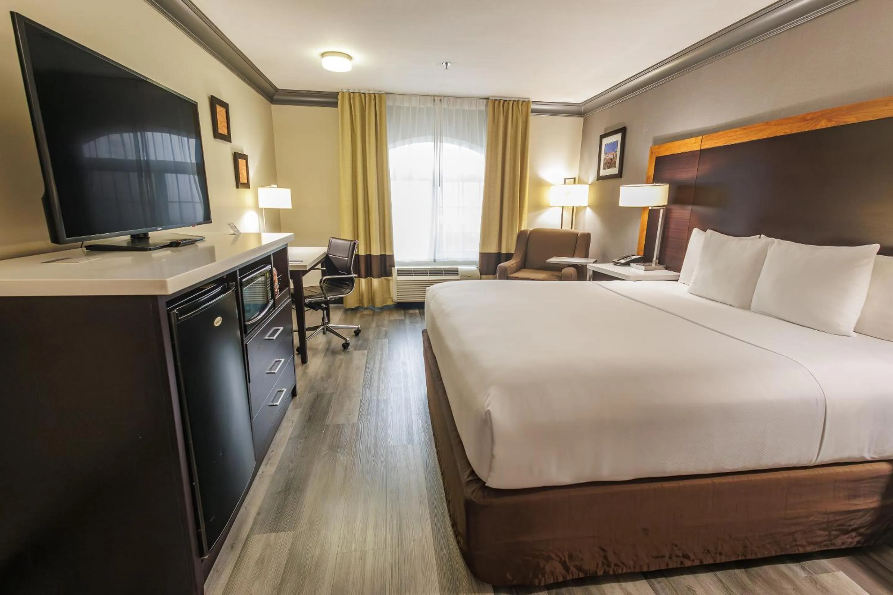 Guests, Bed in Comfort Inn & Suites Near Universal - N Hollywood - Burbank