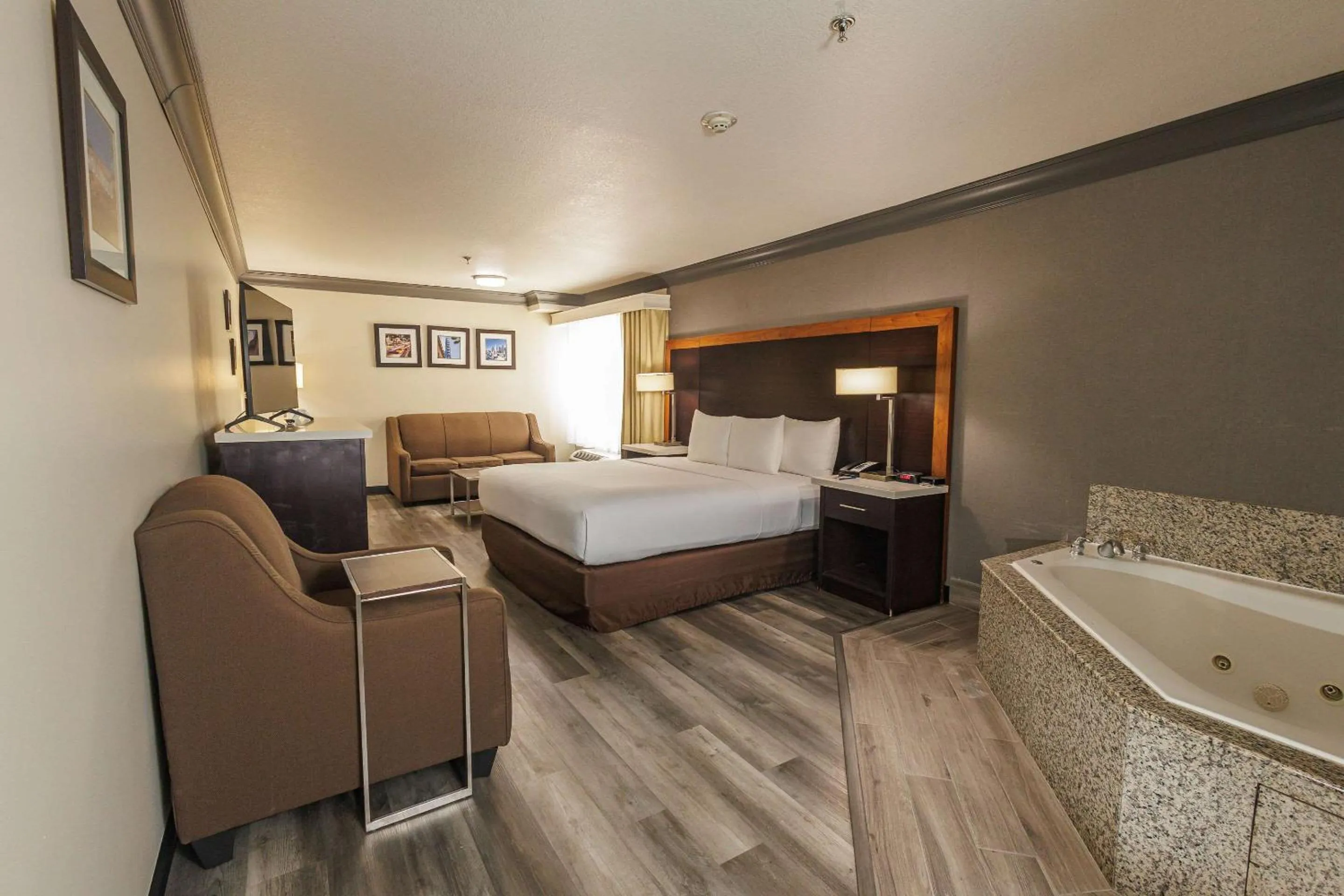 Bedroom, Bed in Comfort Inn & Suites Near Universal - N Hollywood - Burbank