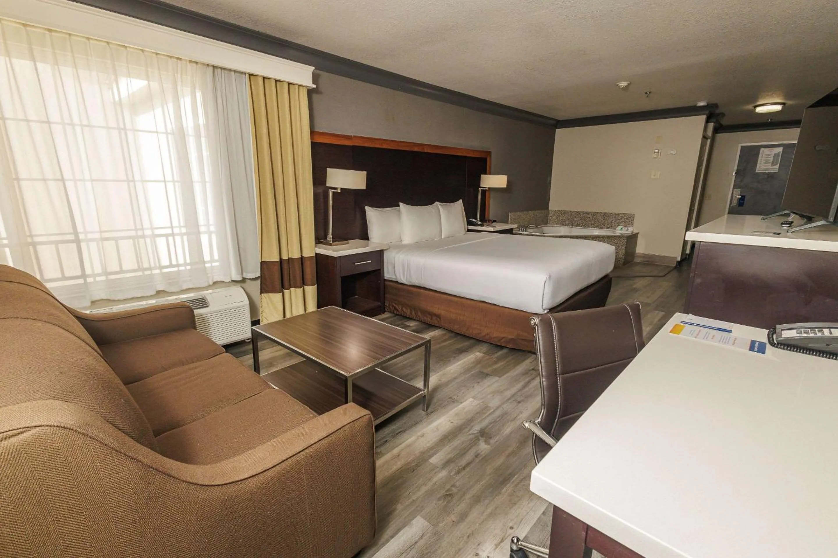 Bedroom, Bed in Comfort Inn & Suites Near Universal - N Hollywood - Burbank