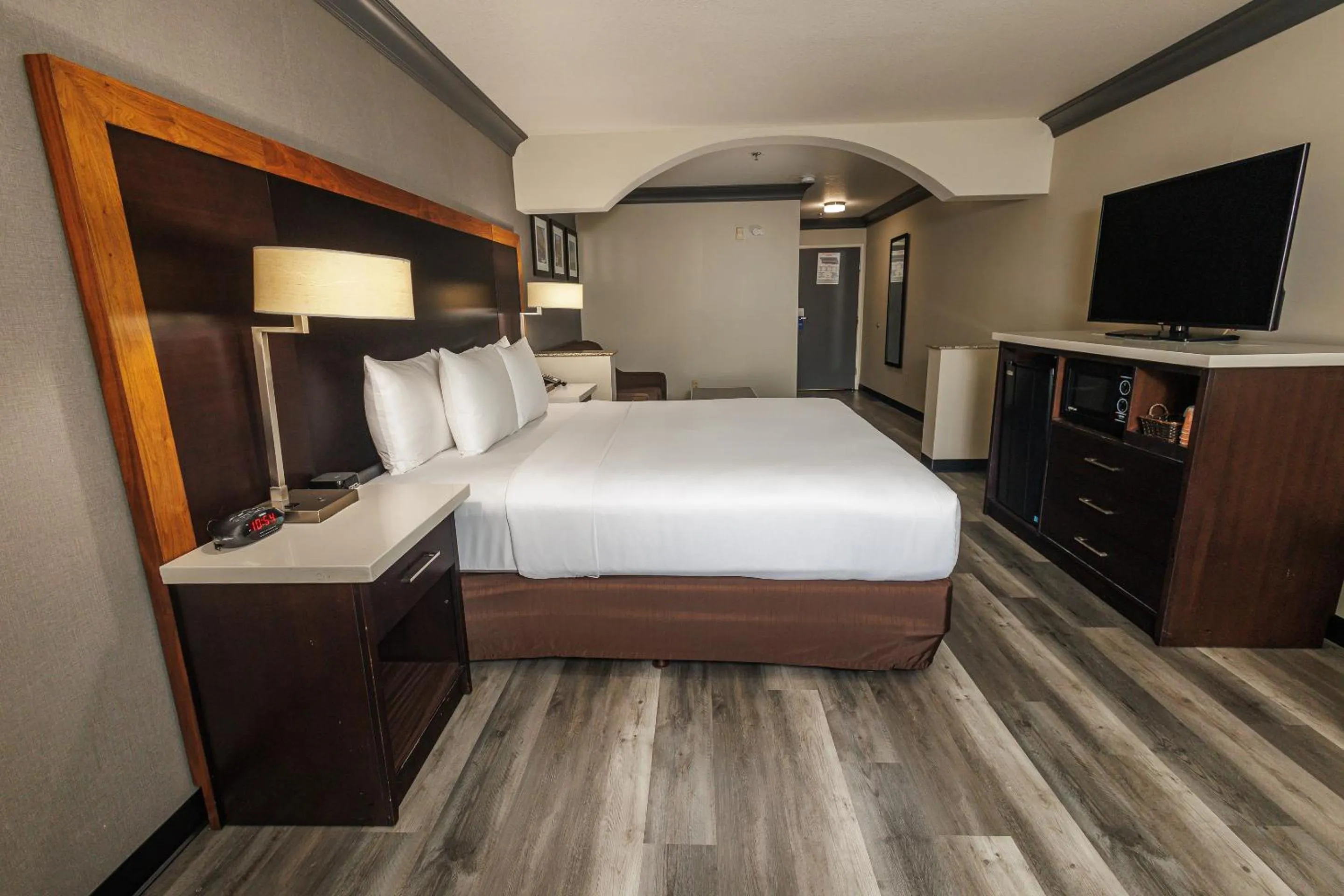 Guests, Bed in Comfort Inn & Suites Near Universal - N Hollywood - Burbank