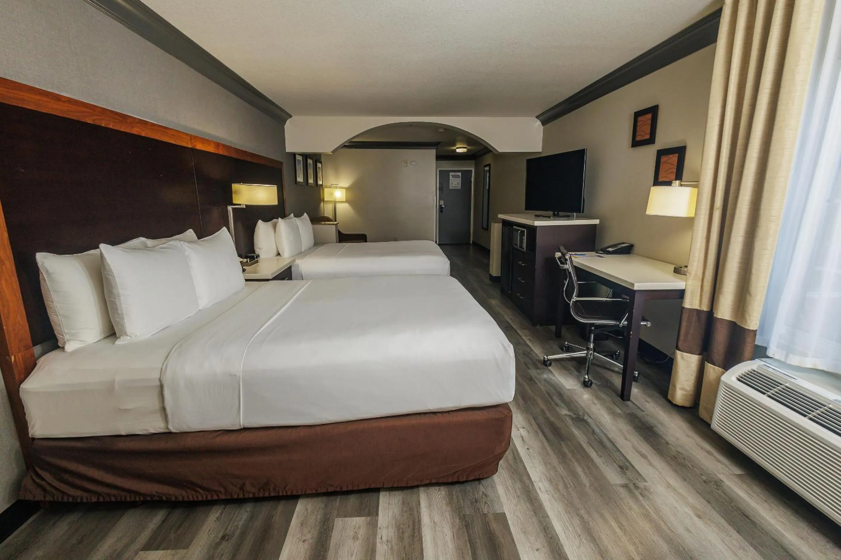 Guests, Bed in Comfort Inn & Suites Near Universal - N Hollywood - Burbank