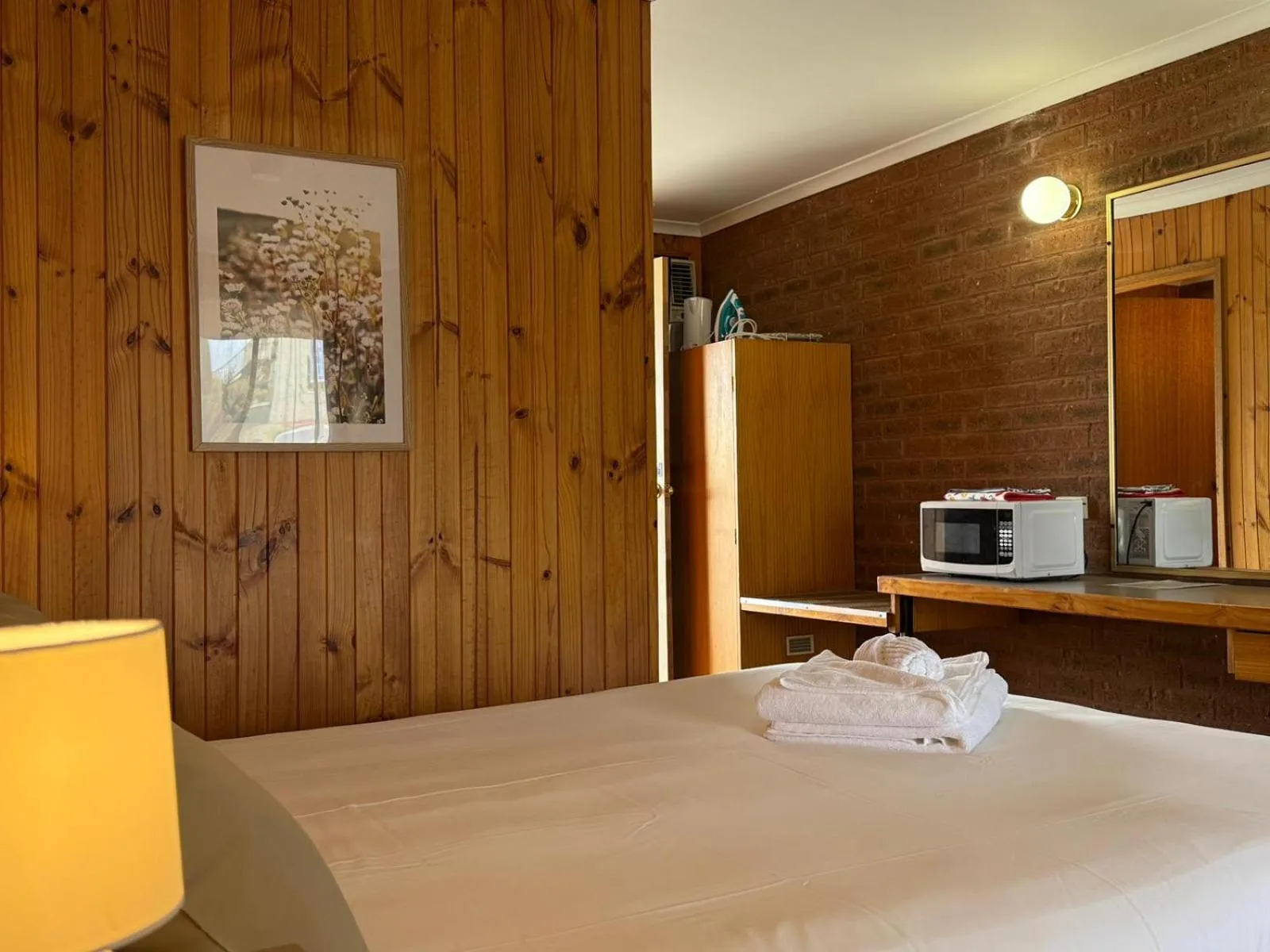 Bed in Country Roads Motor Inn