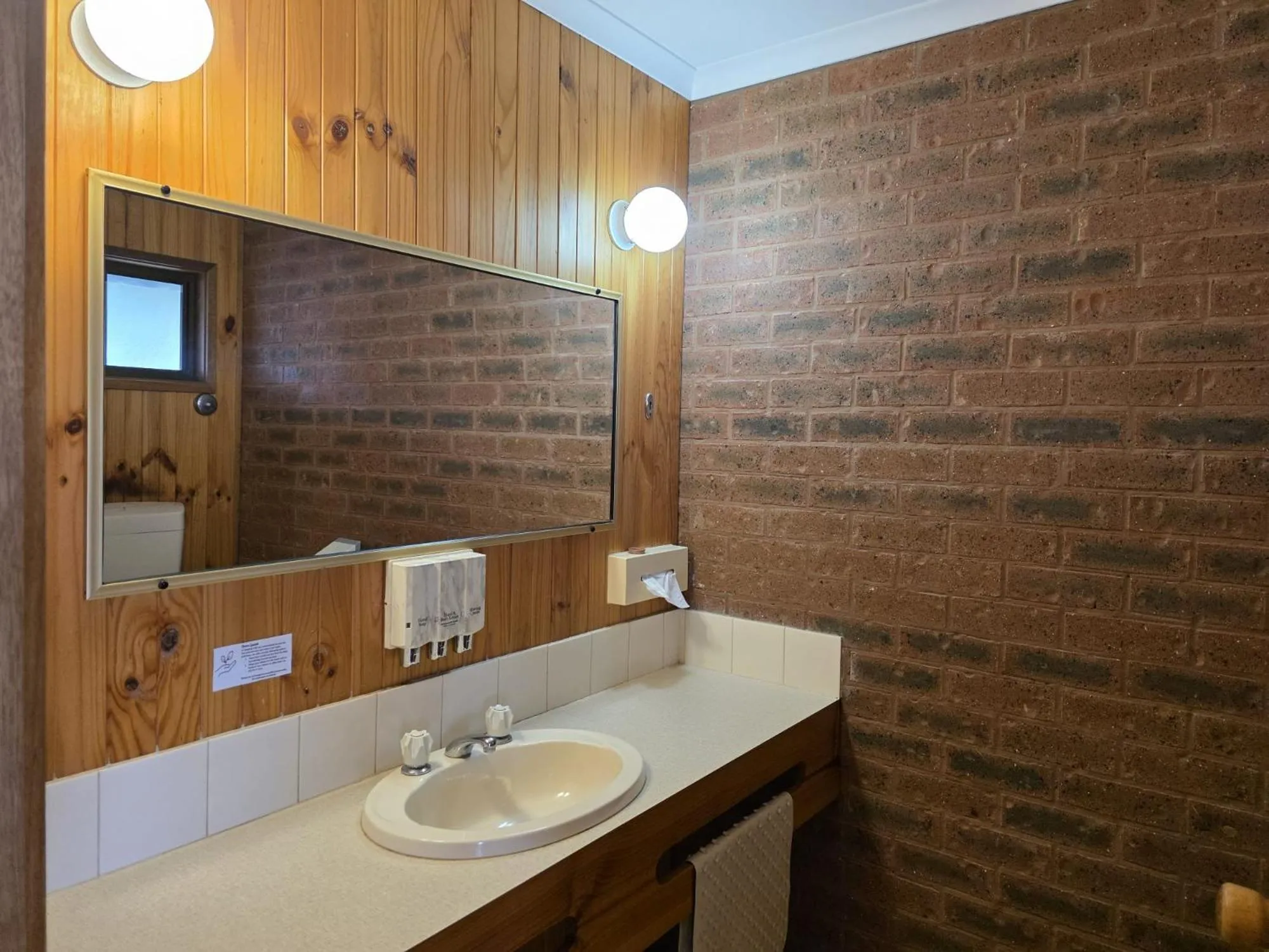 Country Roads Motor Inn