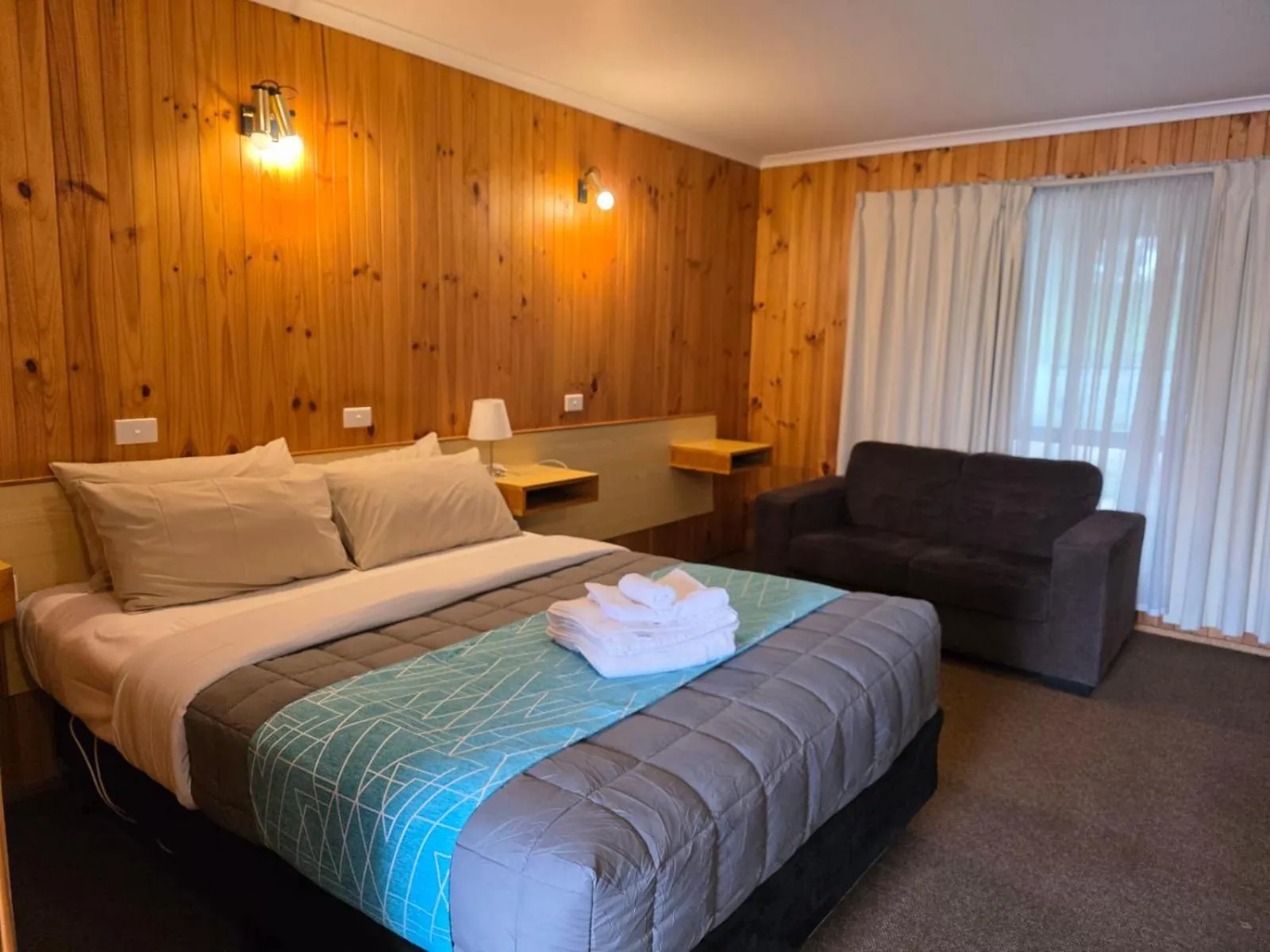 Living room, Bed in Country Roads Motor Inn