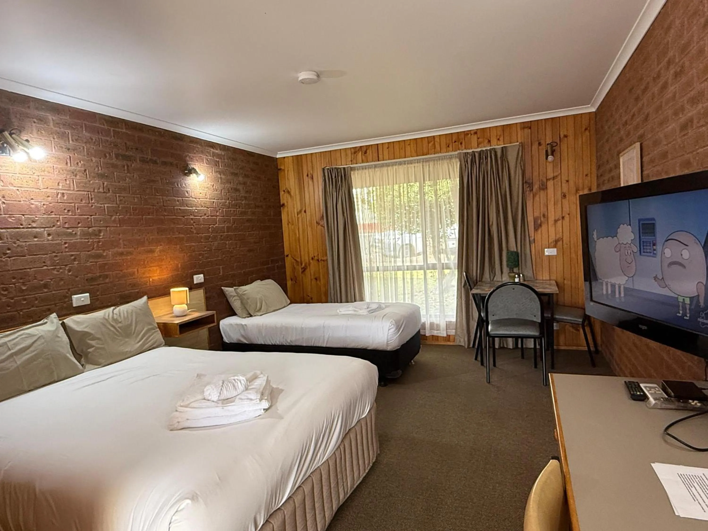 Bed in Country Roads Motor Inn