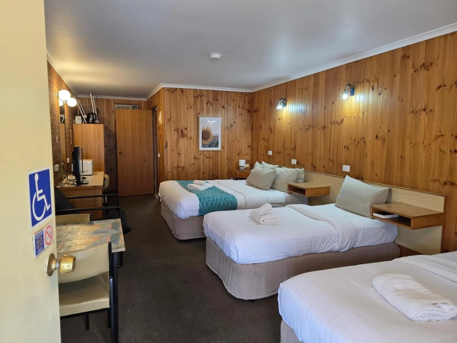 Bed in Country Roads Motor Inn