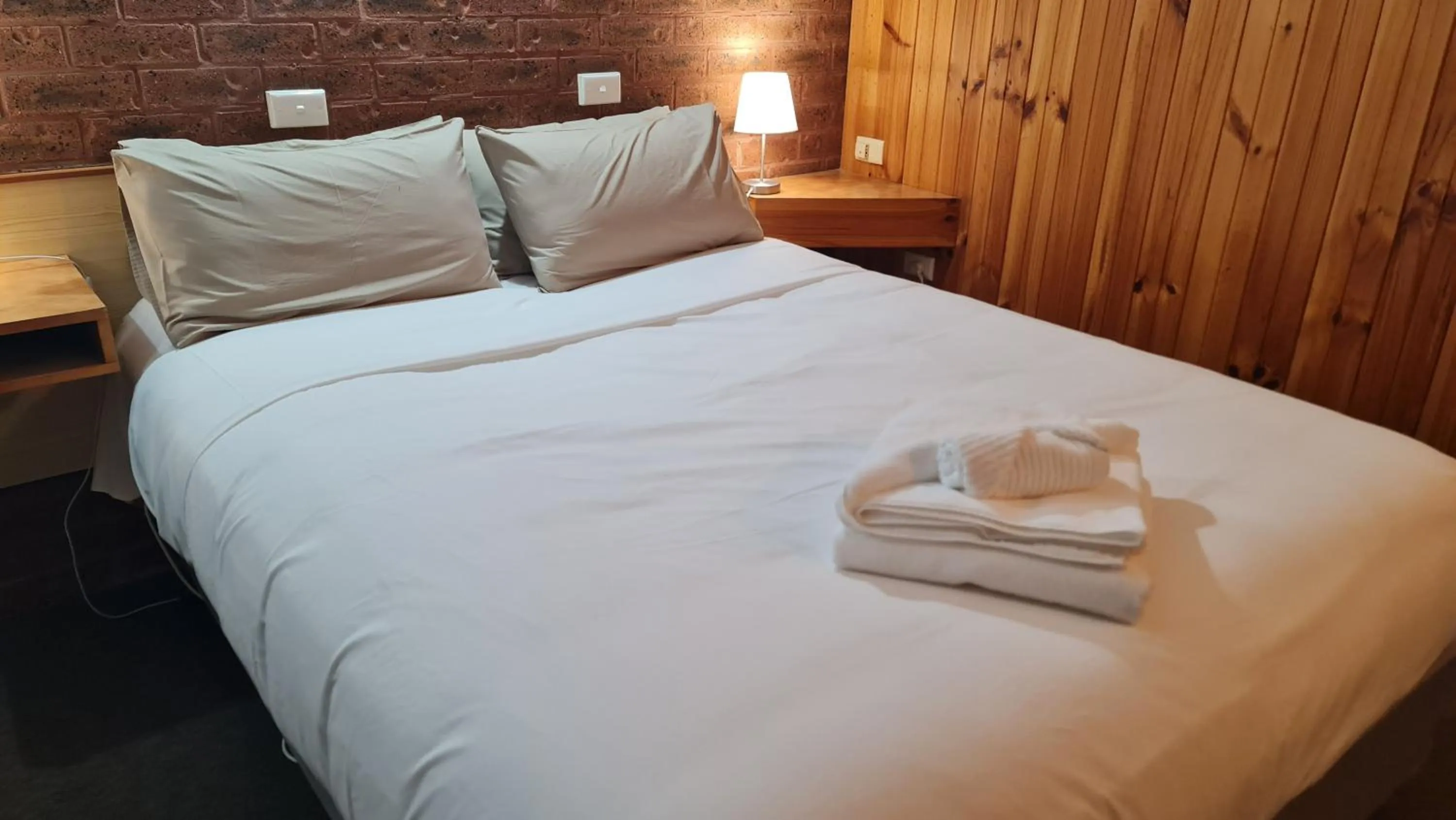 Bed in Country Roads Motor Inn