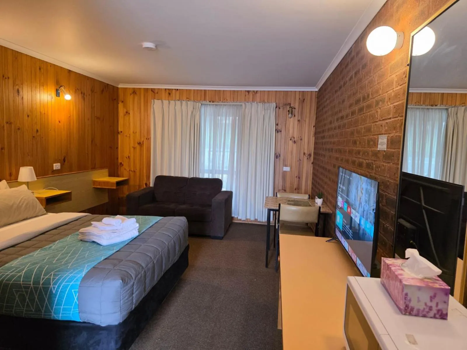 Bed in Country Roads Motor Inn