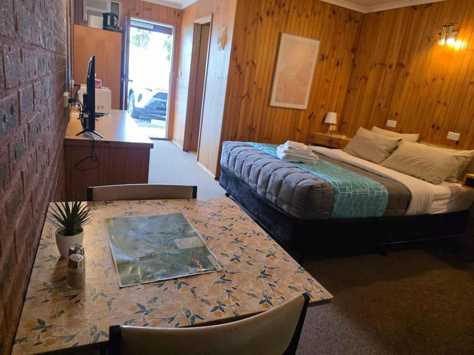 Bed in Country Roads Motor Inn