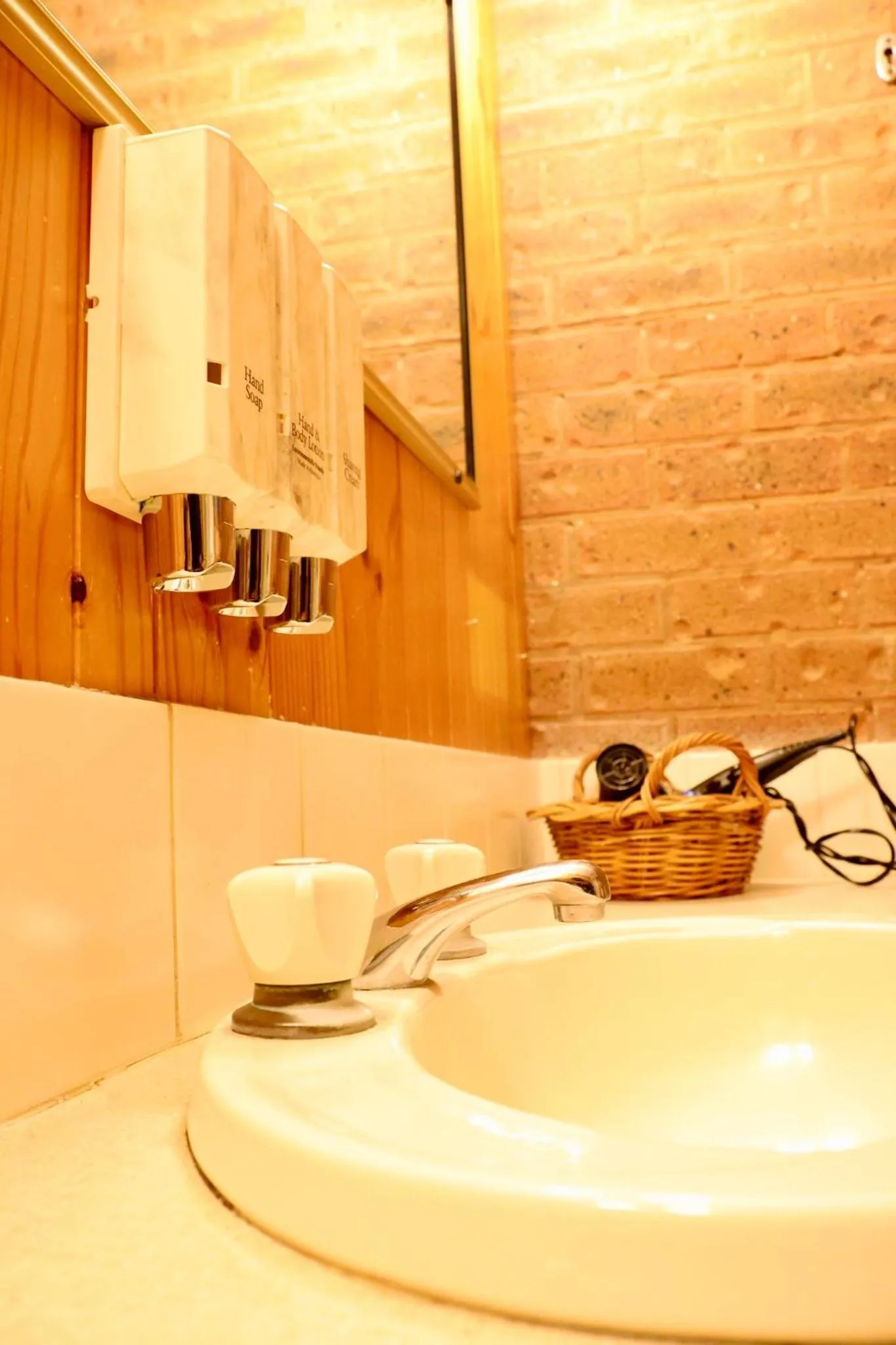 Country Roads Motor Inn