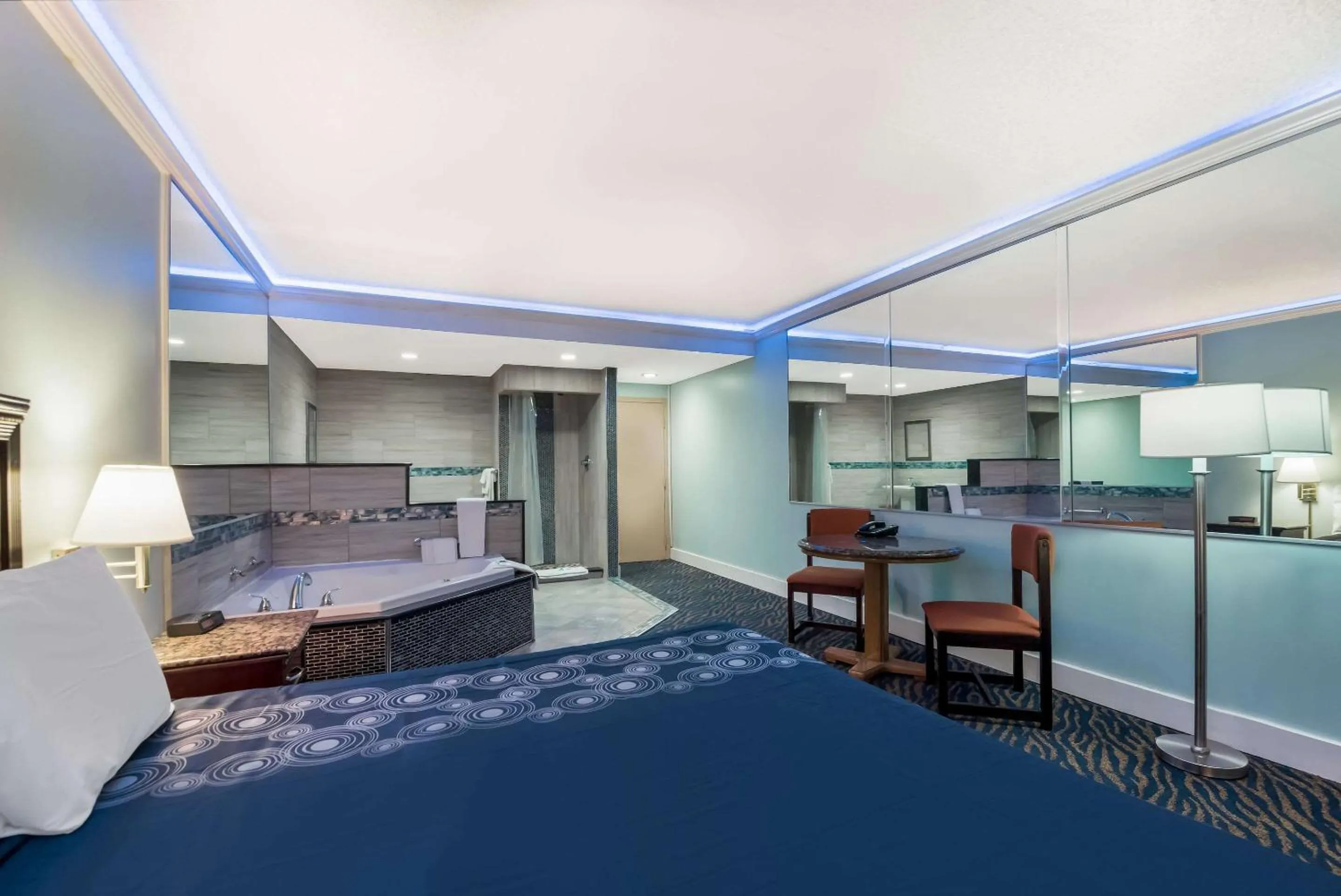 Bedroom, Bed in Rodeway Inn