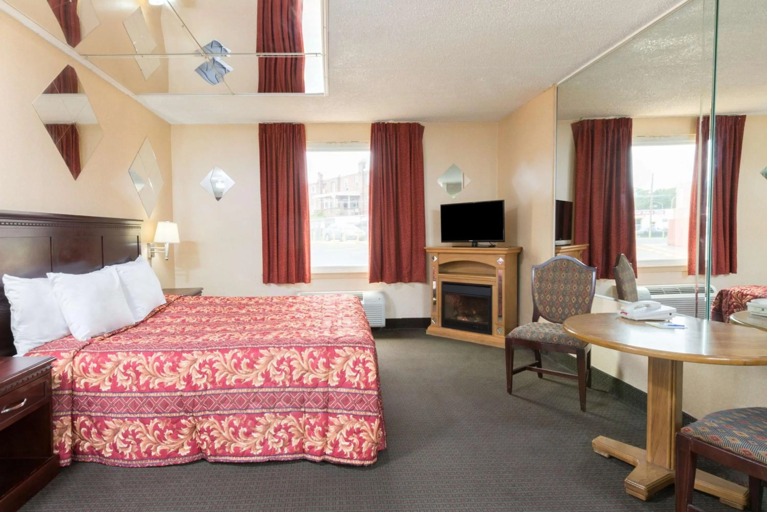 Photo of the whole room, Bed in Rodeway Inn