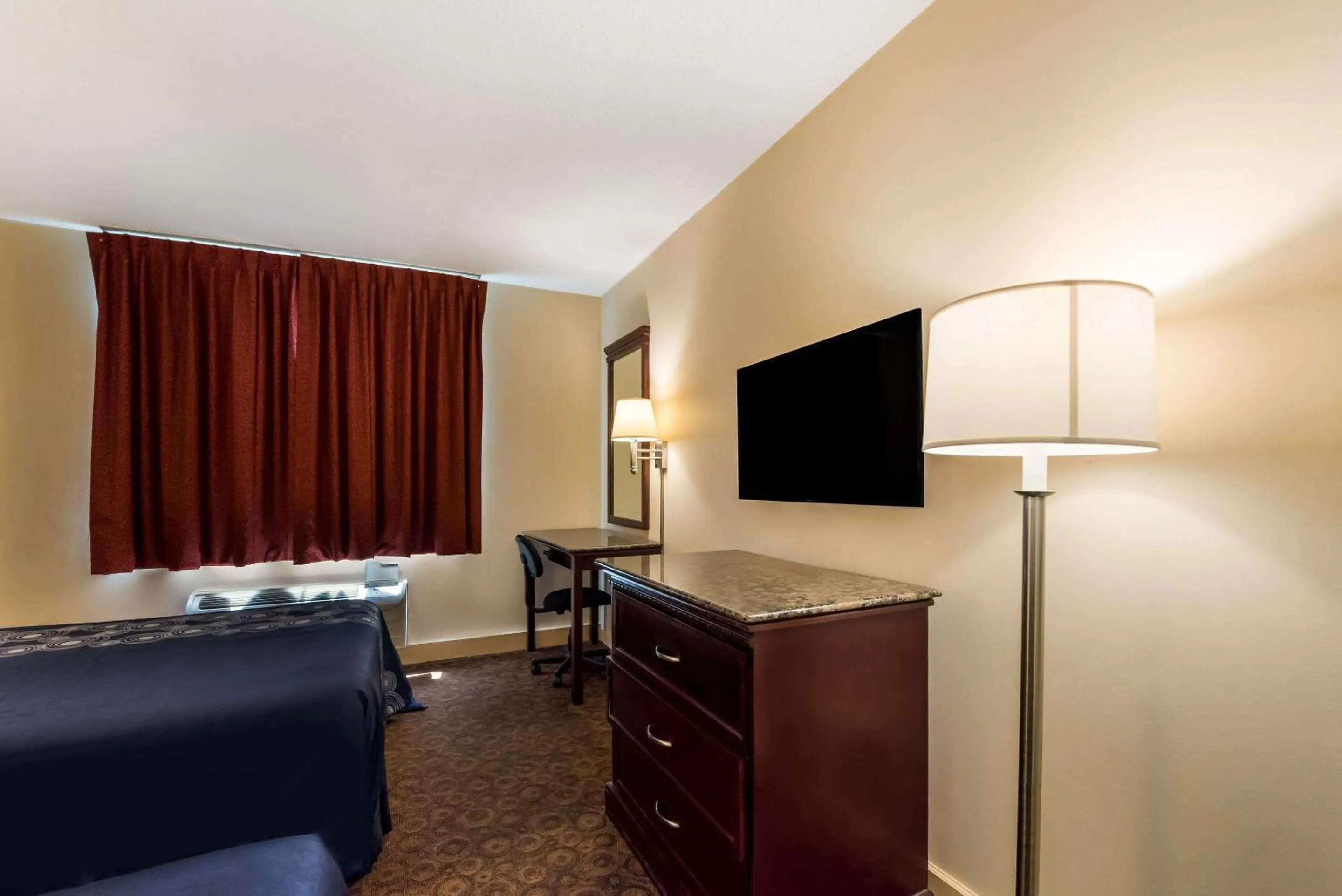 Bedroom, Bed in Rodeway Inn