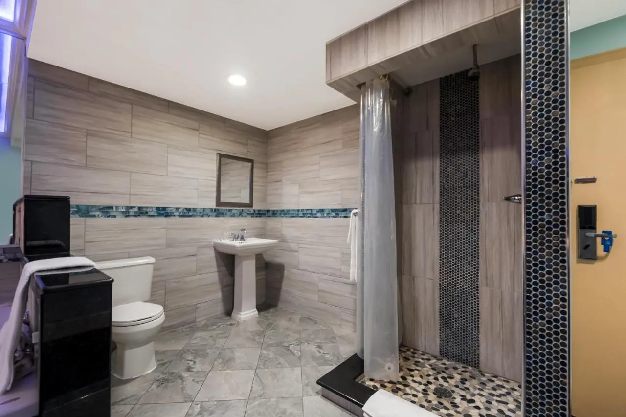 Shower in Knights Inn Phildelphia