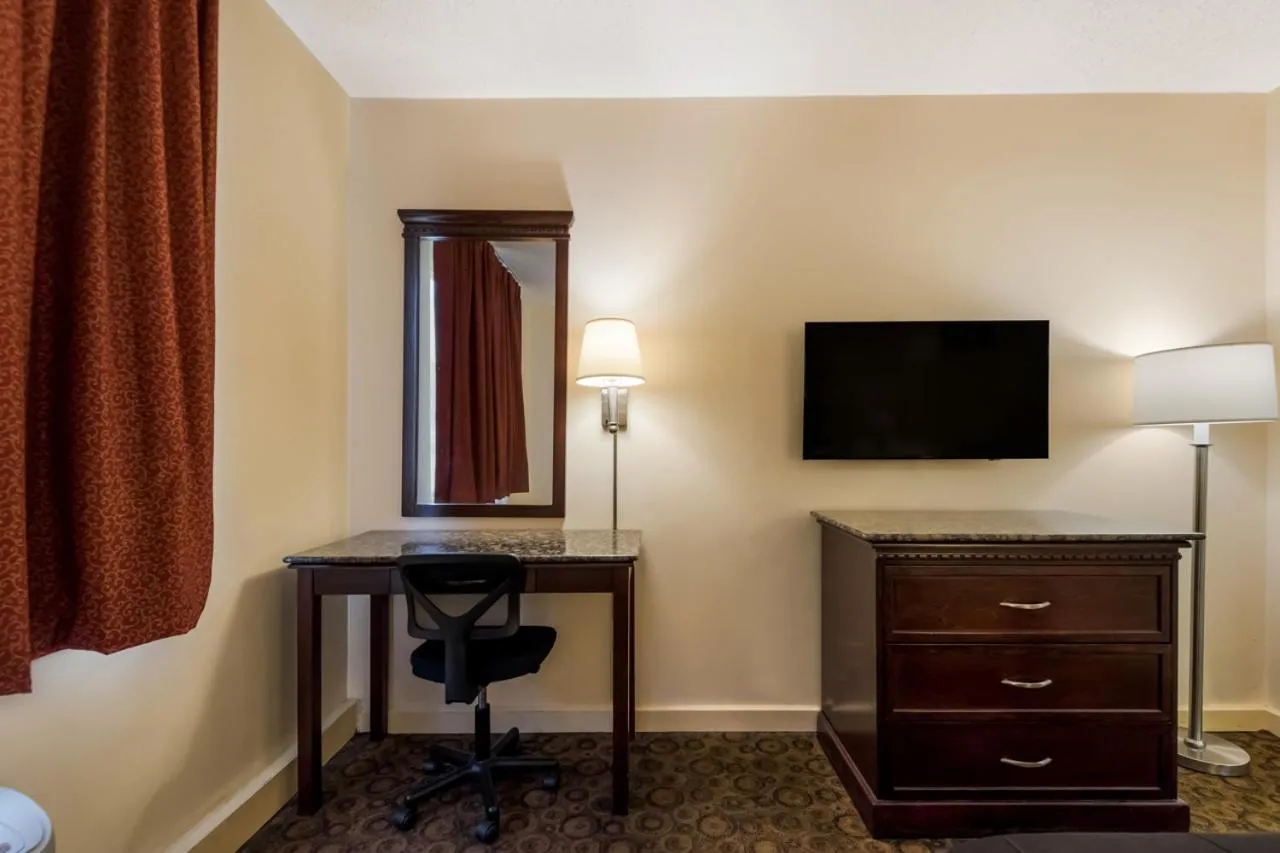 TV and multimedia in Knights Inn Phildelphia