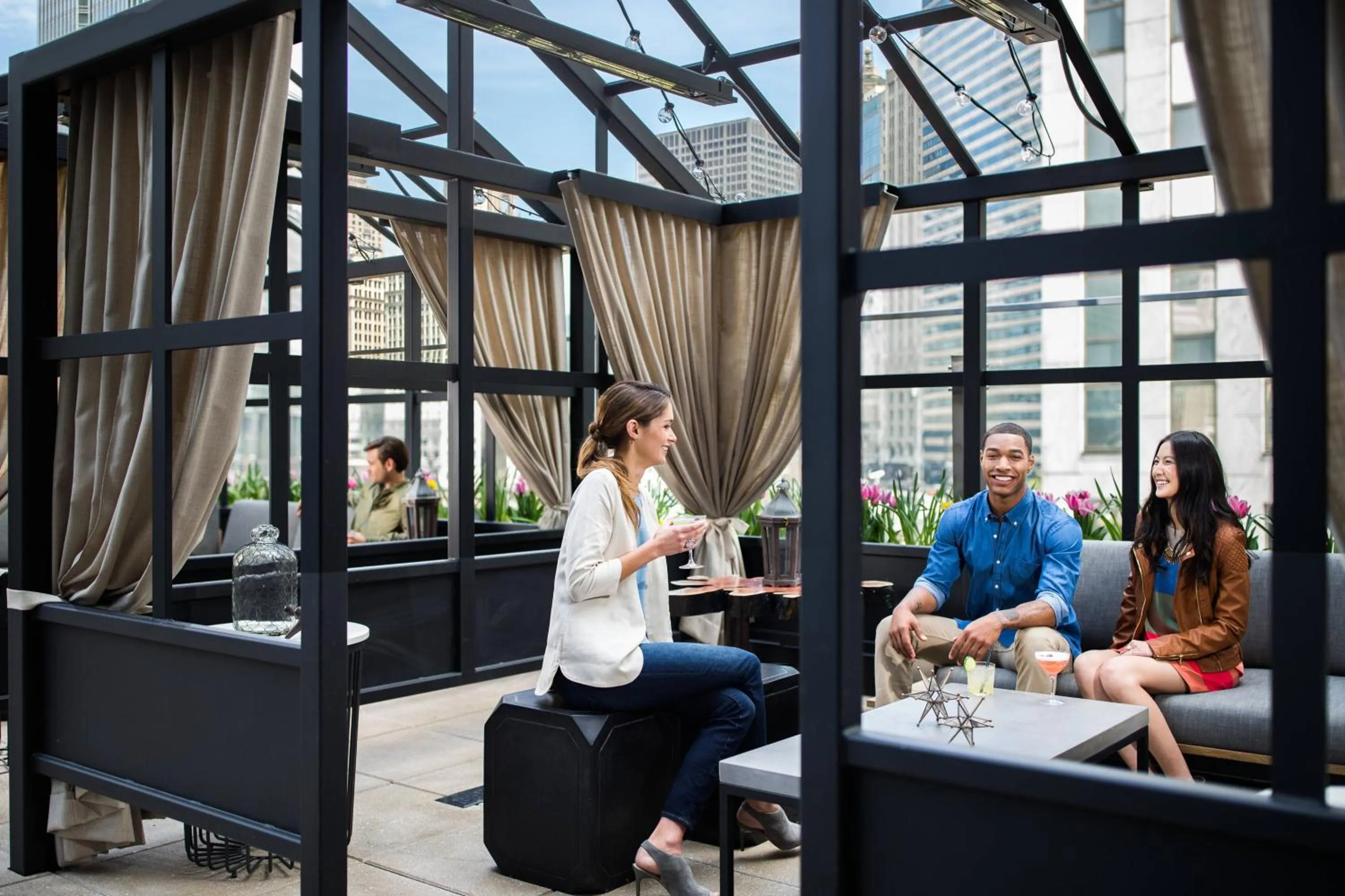 Lounge or bar in Renaissance Chicago Downtown Hotel