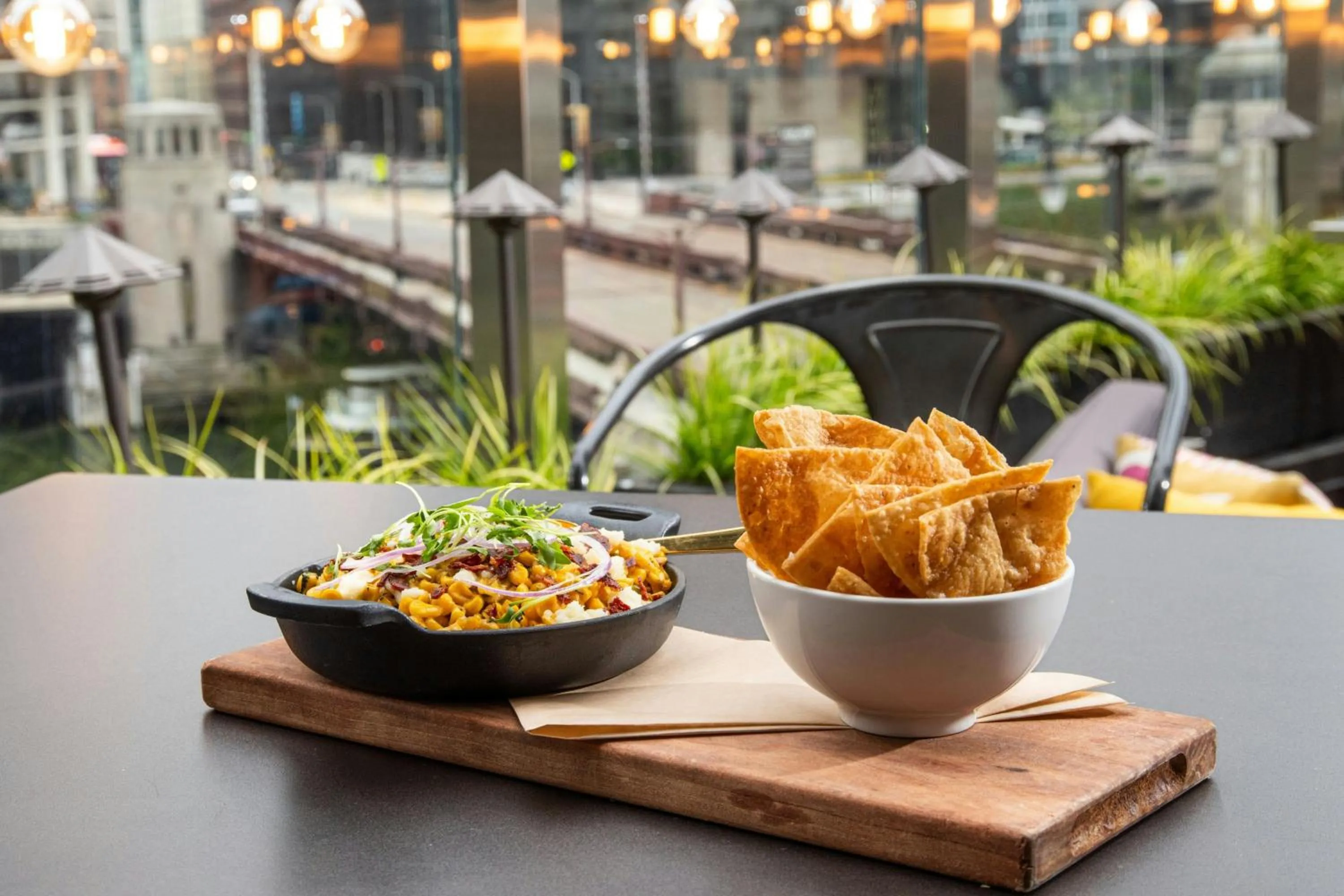 Restaurant/places to eat in Renaissance Chicago Downtown Hotel