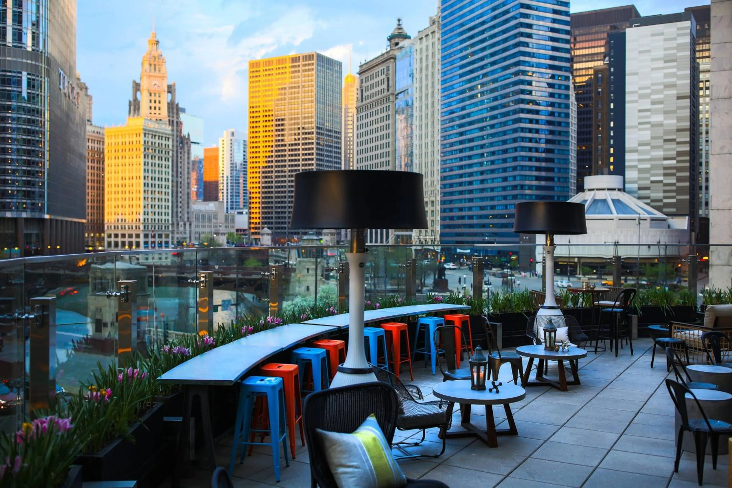 Lounge or bar in Renaissance Chicago Downtown Hotel