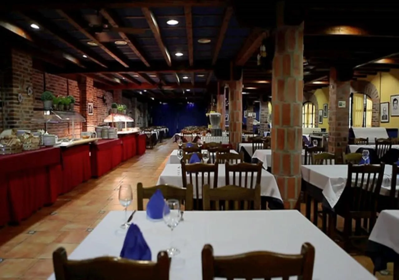 Restaurant/places to eat in Hotel El Bricial