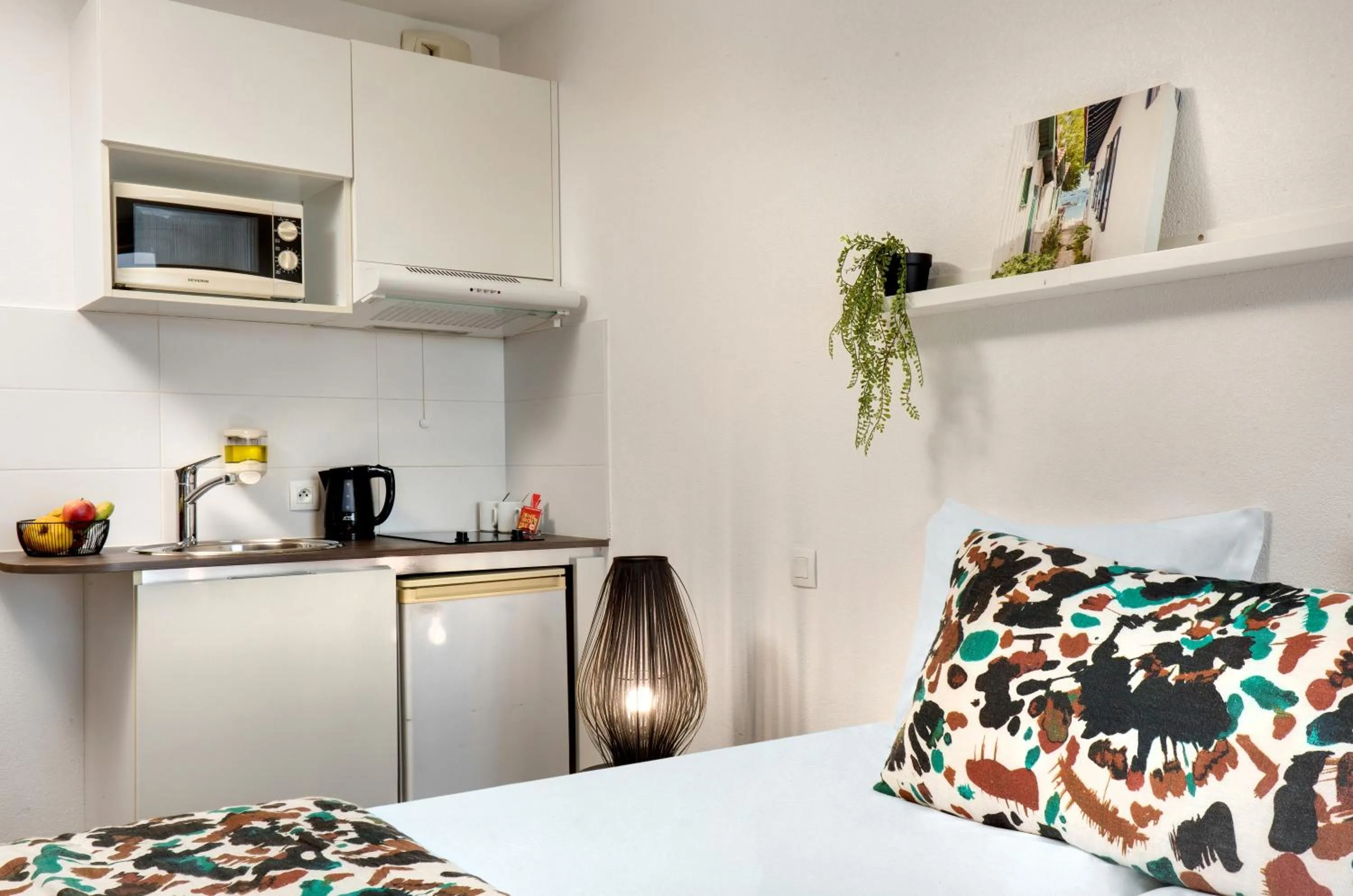 Kitchen or kitchenette, Bed in Ténéo Apparthôtel Bordeaux Maritime - Cité du vin