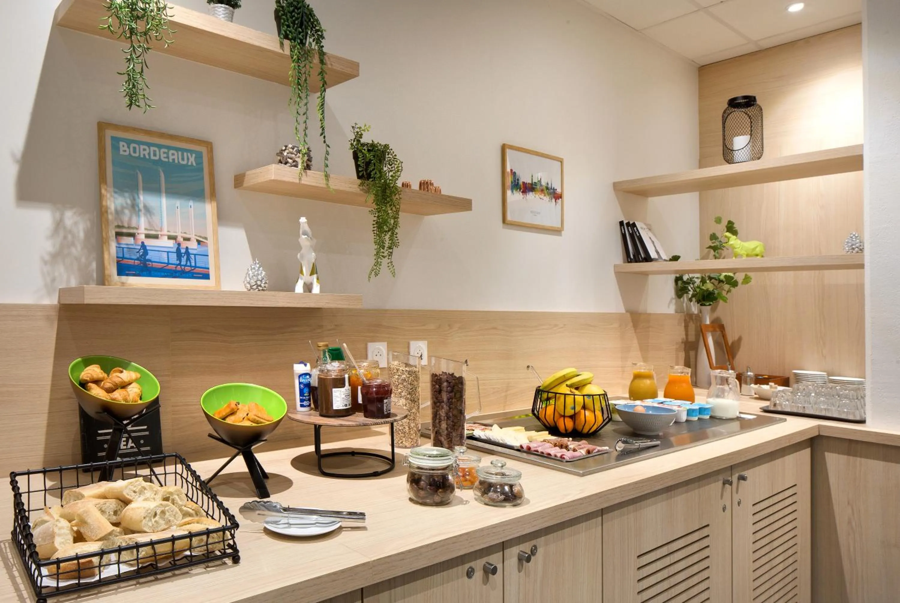 Buffet breakfast in Ténéo Apparthôtel Bordeaux Maritime - Cité du vin