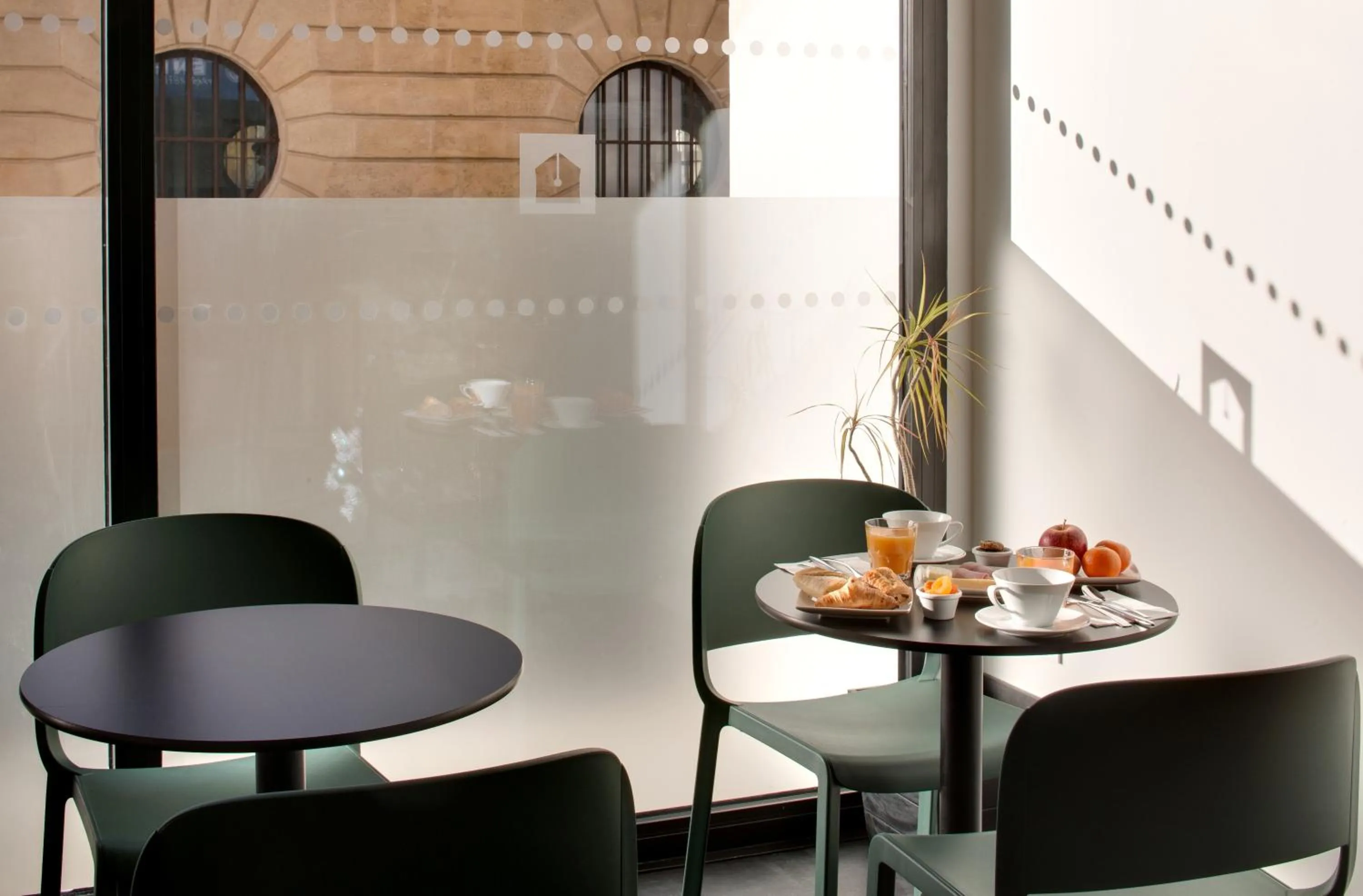 Buffet breakfast in Ténéo Apparthôtel Bordeaux Maritime - Cité du vin