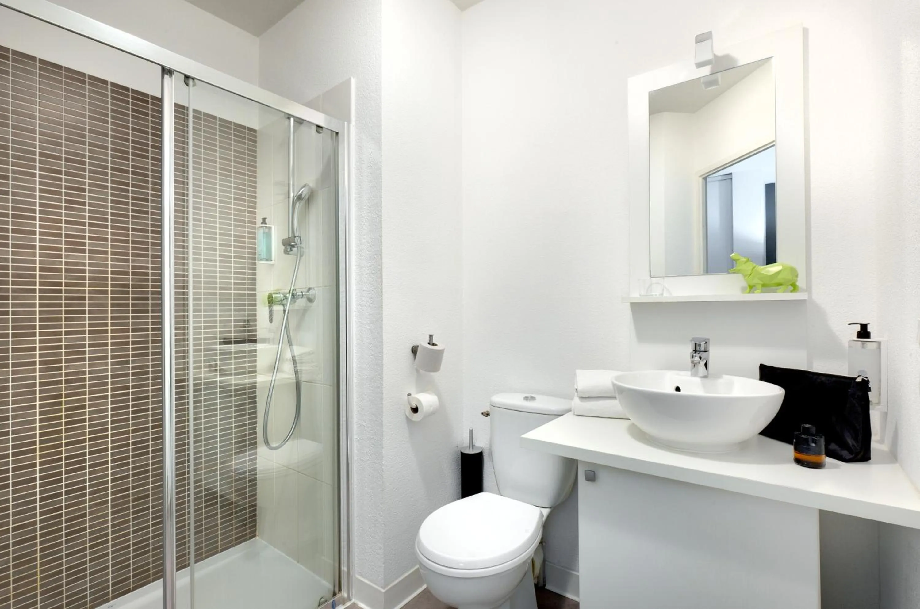 Bathroom in Ténéo Apparthôtel Bordeaux Maritime - Cité du vin