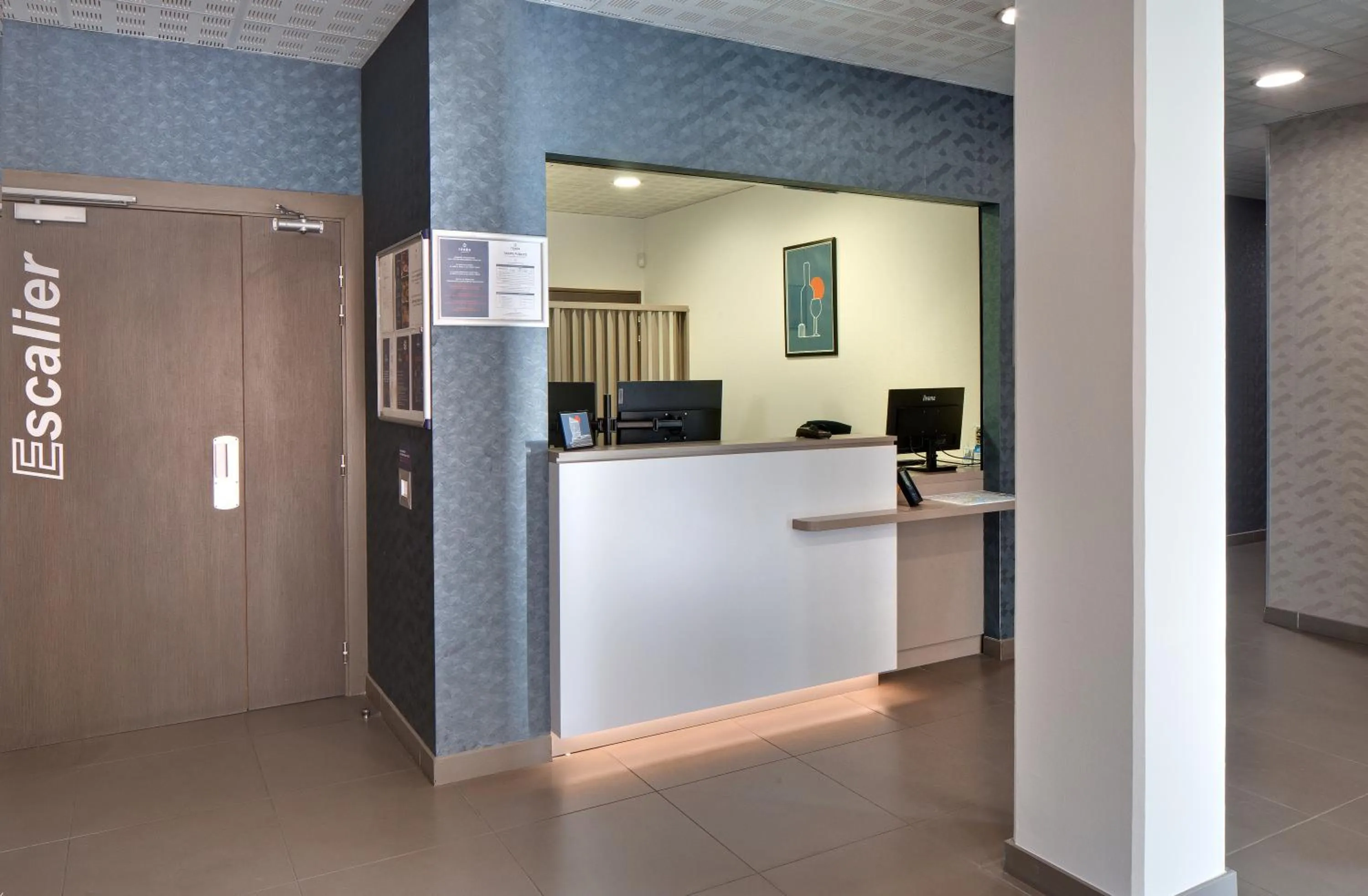 Lobby or reception in Ténéo Apparthôtel Bordeaux Maritime - Cité du vin