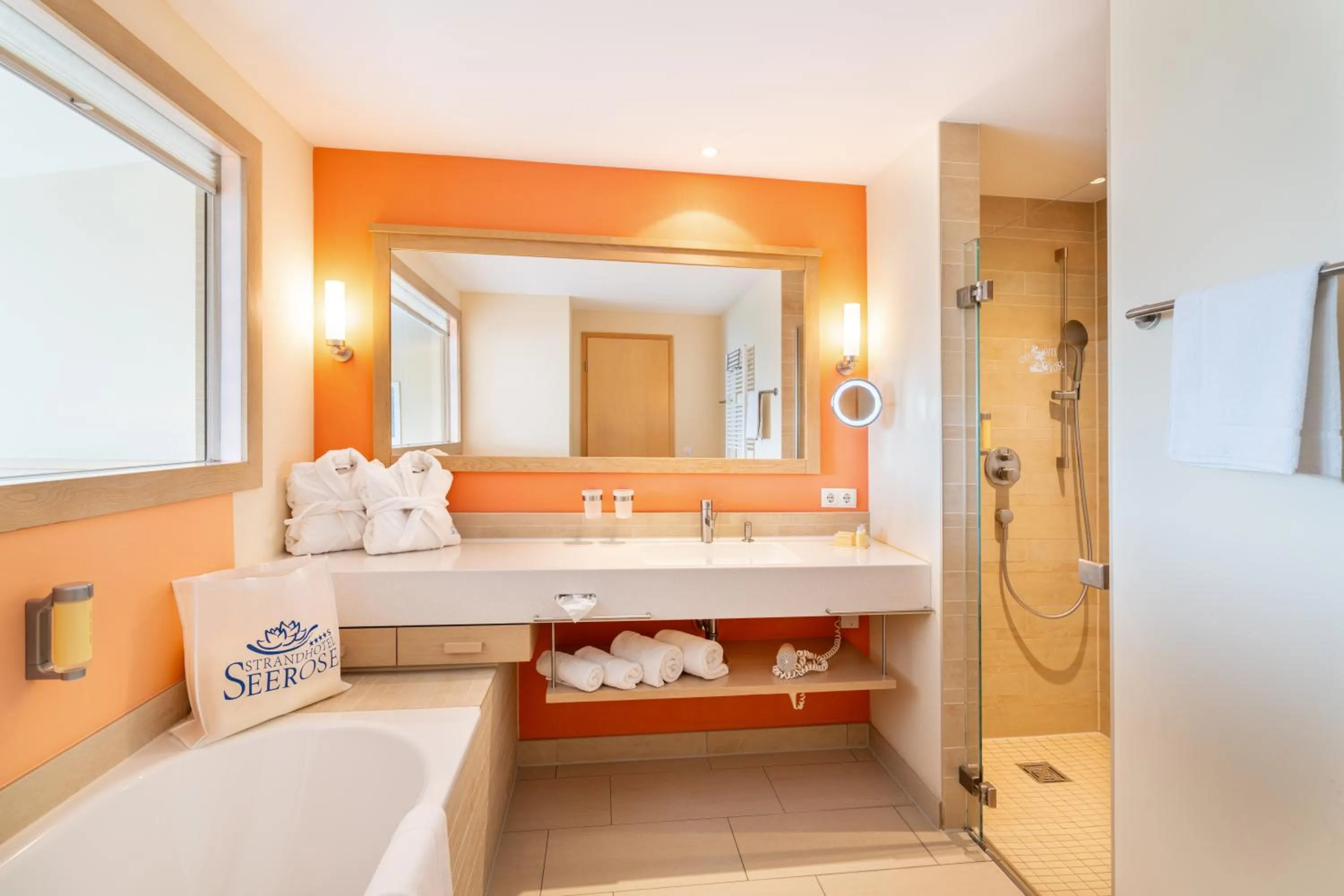 Shower, Bed in Strandhotel Seerose