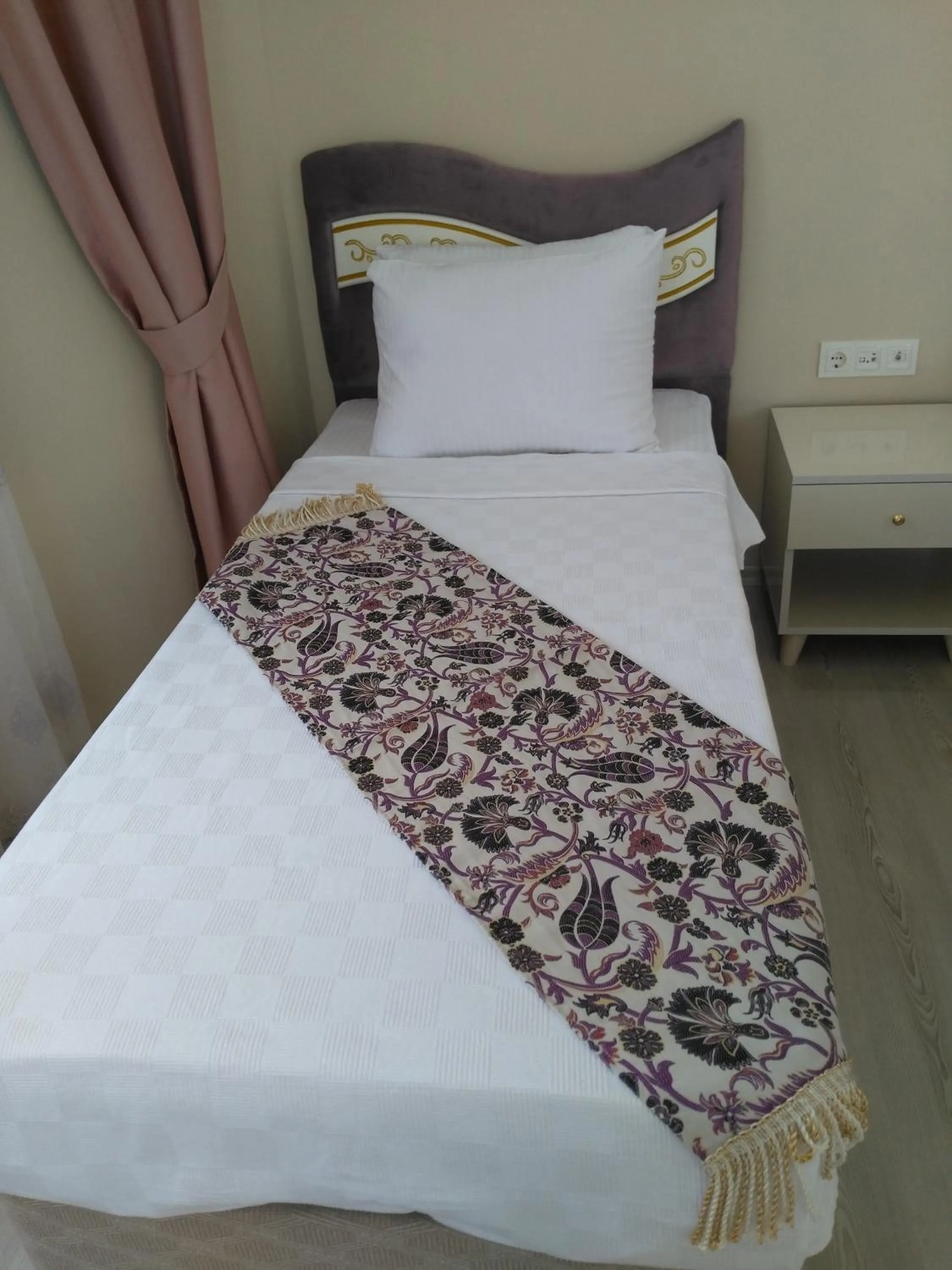 cot in Ephesus Palace