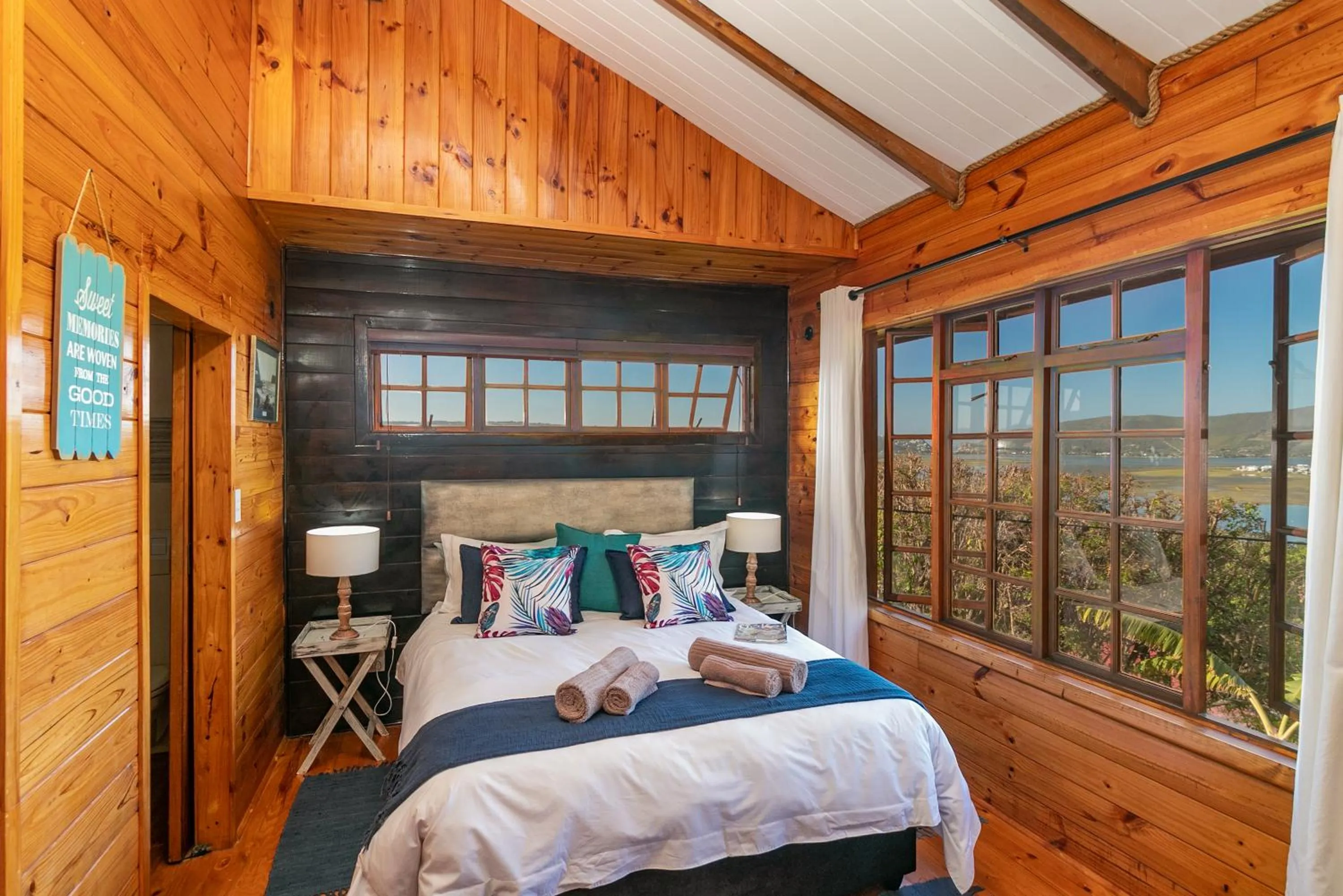Bed in Big Tree House Lodge