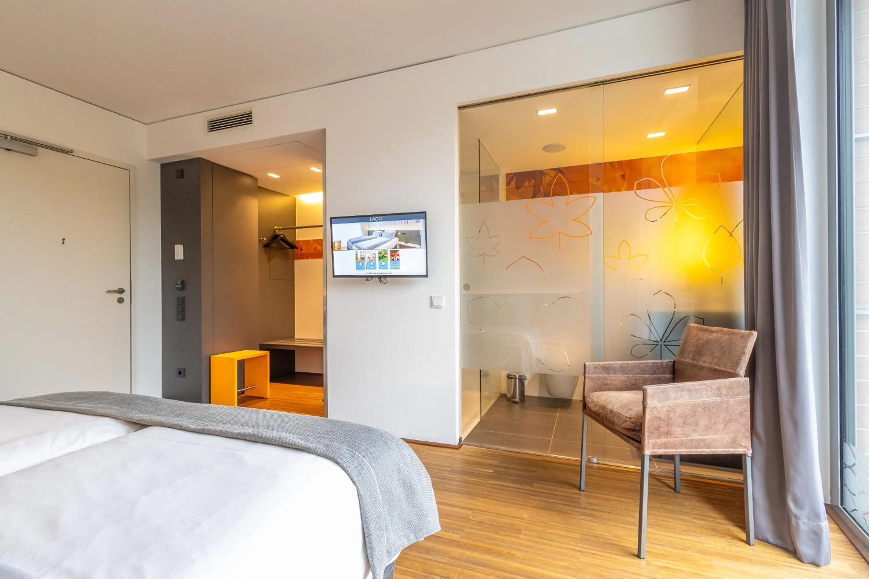 Living room, Bed in LAGO hotel & restaurant am see