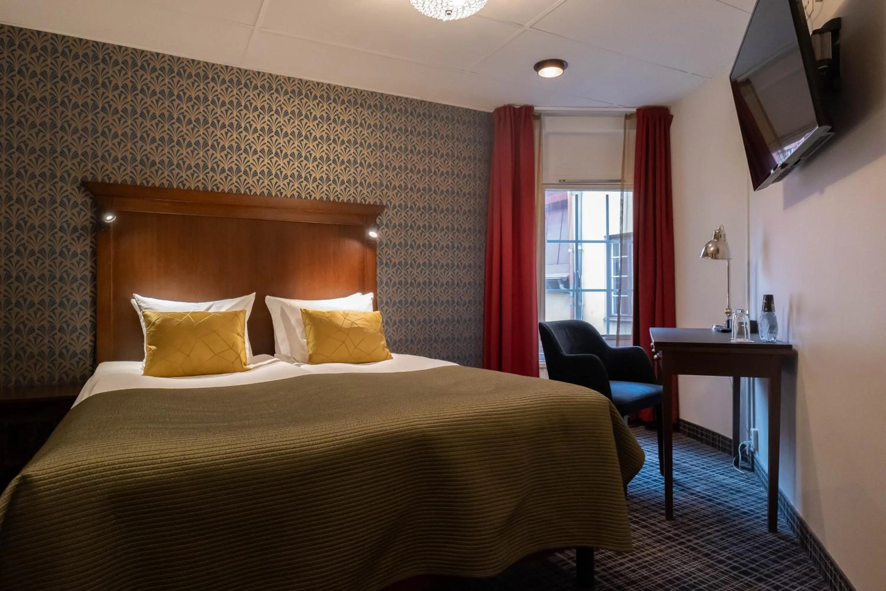 Property building, Bed in ProfilHotels Opera