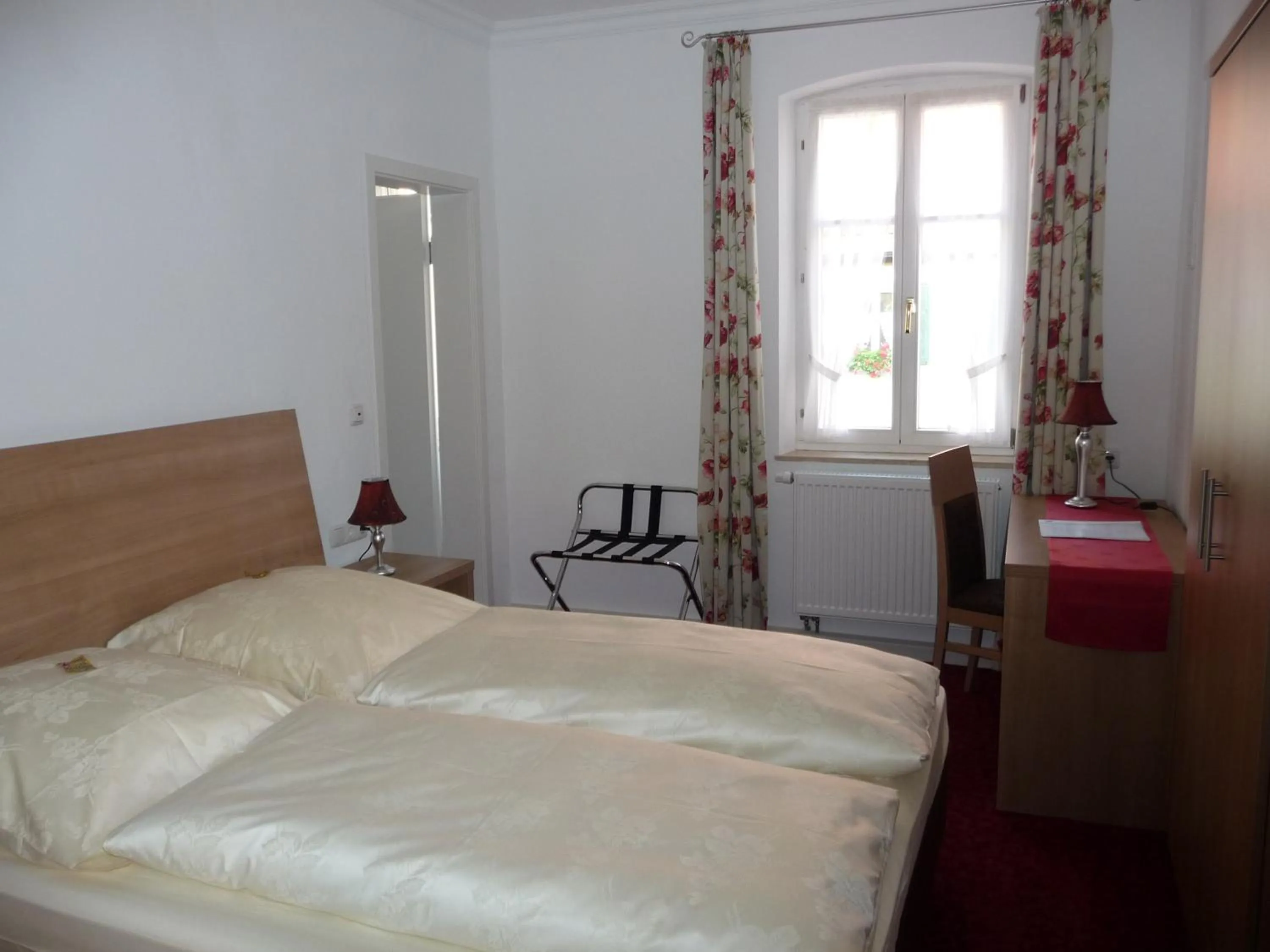 Day, Bed in Boutiquehotel Goldene Rose - self-check-in