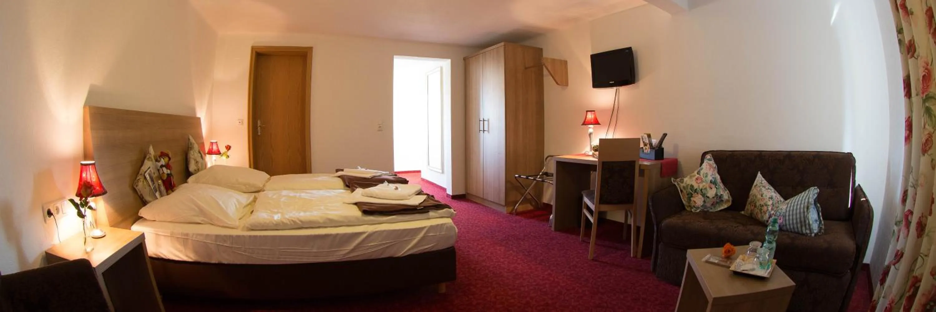 Photo of the whole room, Bed in Boutiquehotel Goldene Rose - self-check-in