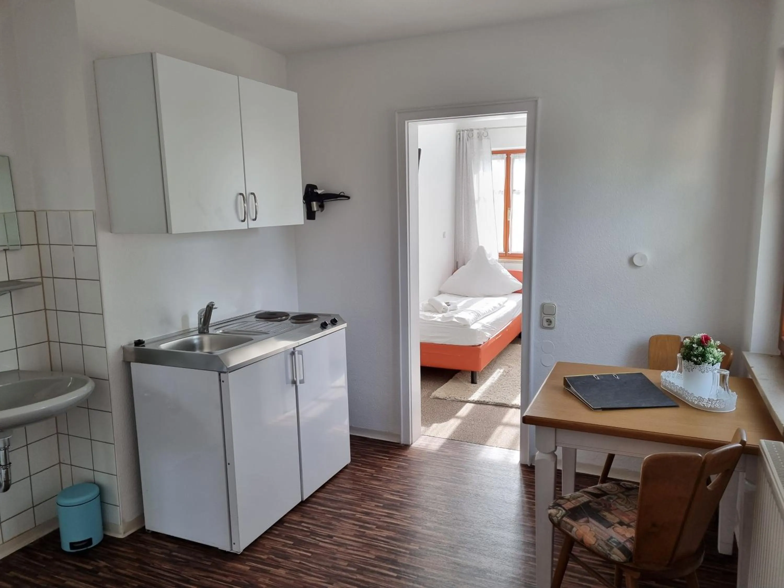 Kitchen or kitchenette, Bed in Boutiquehotel Goldene Rose - self-check-in