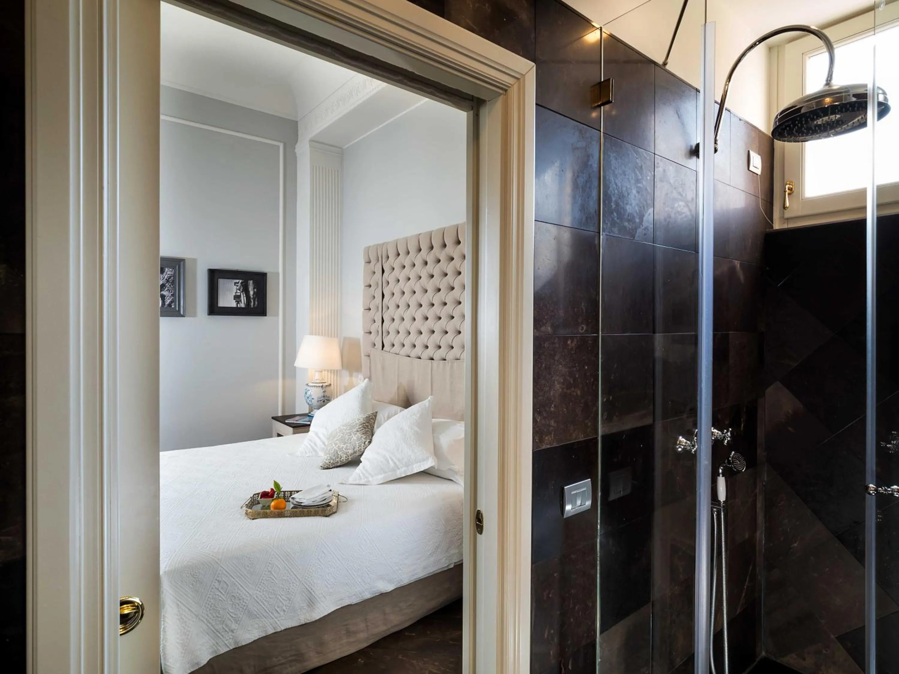 Shower, Bed in Gagliardi Boutique Hotel