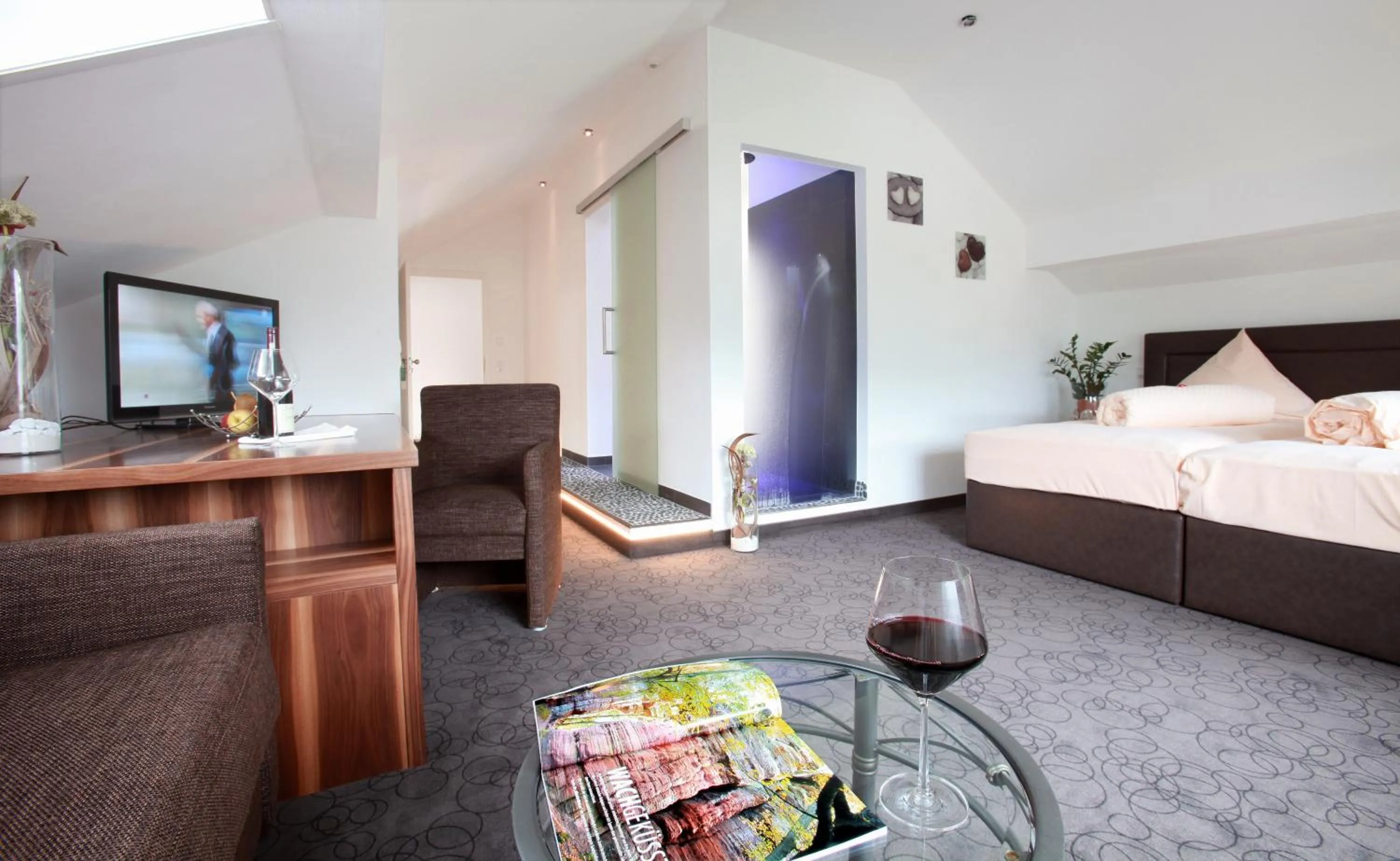 Toilet, Bed in Hotel Am Hirschhorn - Wellness - Spa - and more