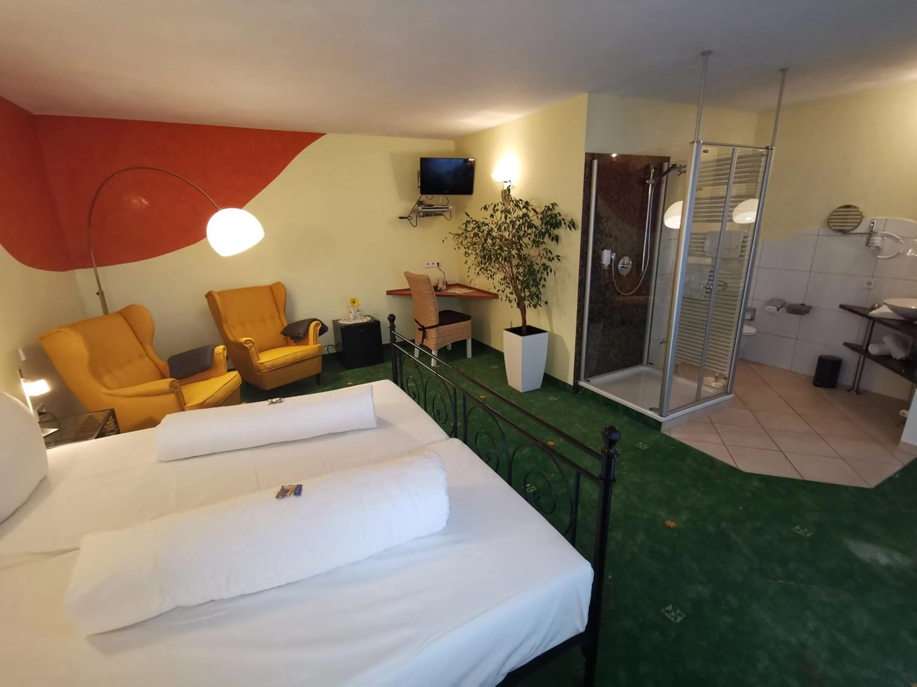 Bathroom, Bed in Hotel Am Hirschhorn - Wellness - Spa - and more