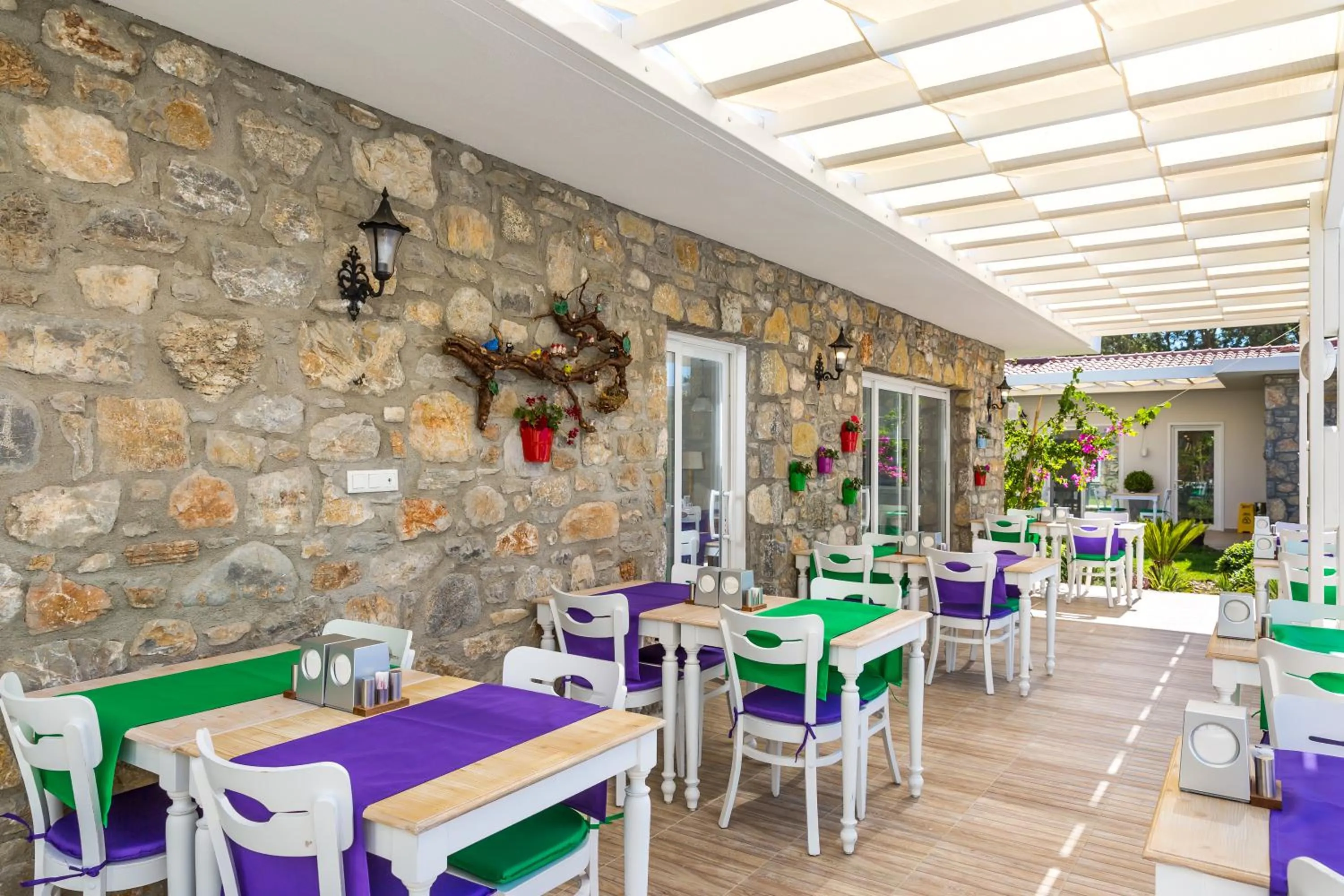 Restaurant/places to eat in Kalina Hotel