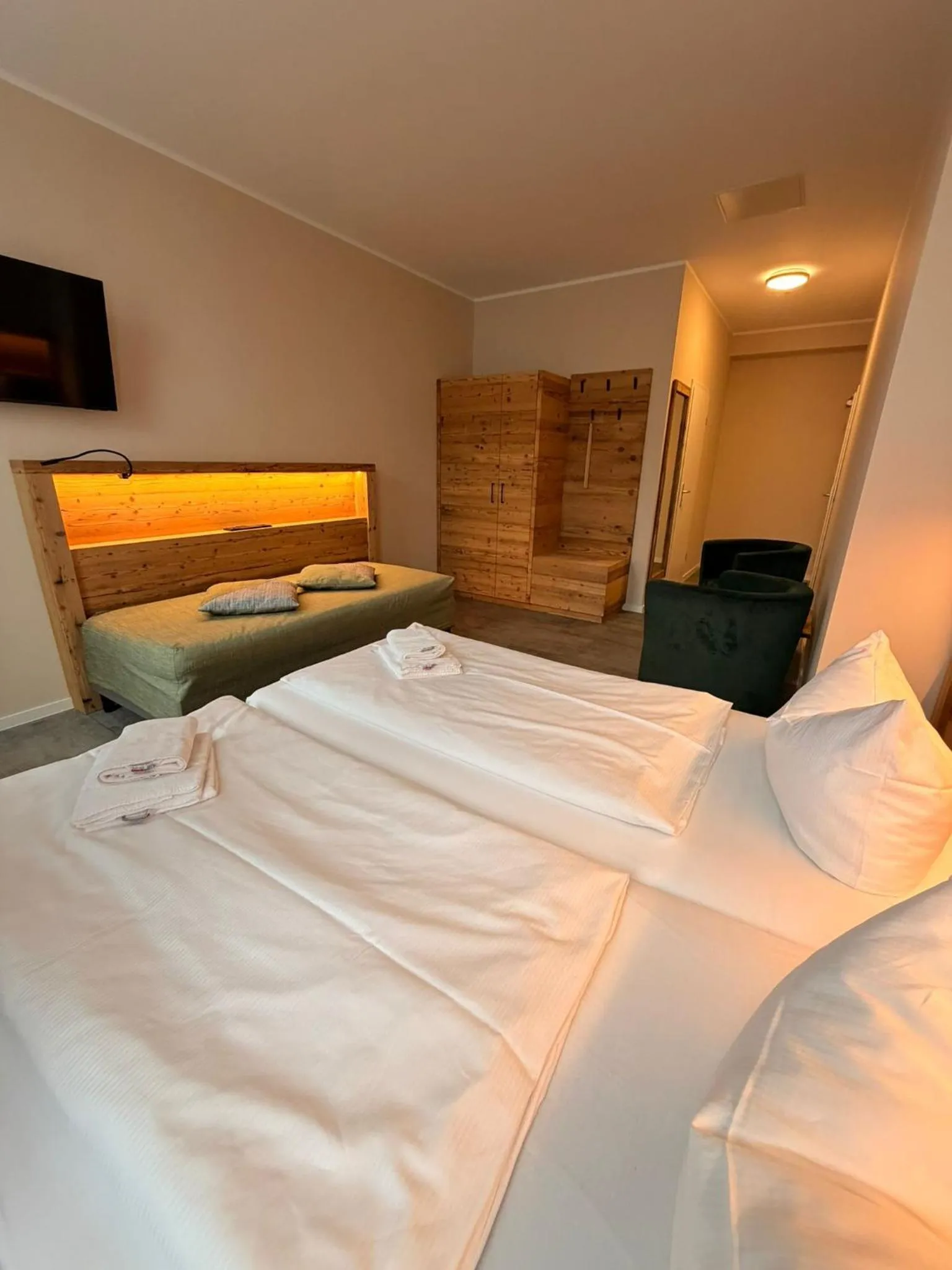 Photo of the whole room, Bed in Pension an der Porzellan-Manufaktur