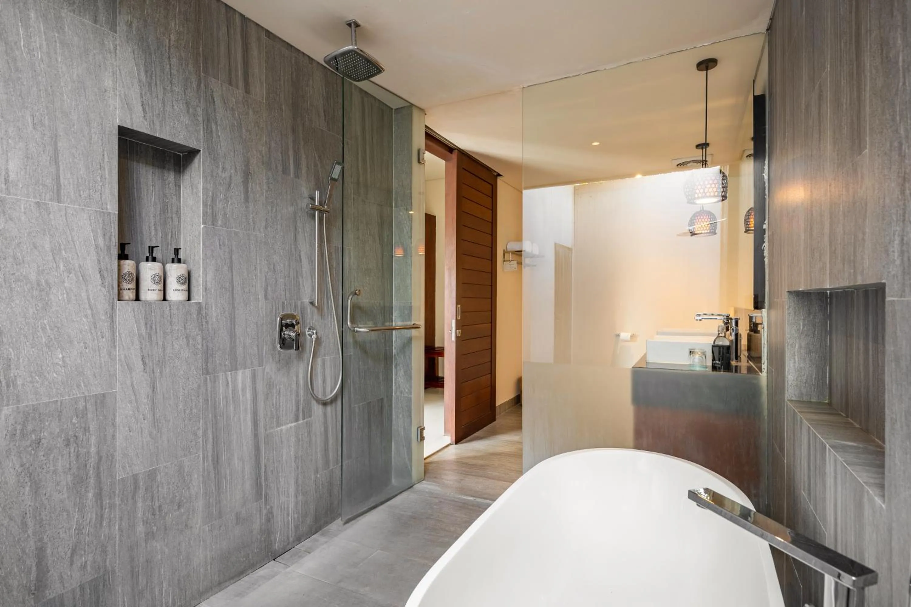 Shower, Bed in Theanna Villa and Spa Canggu