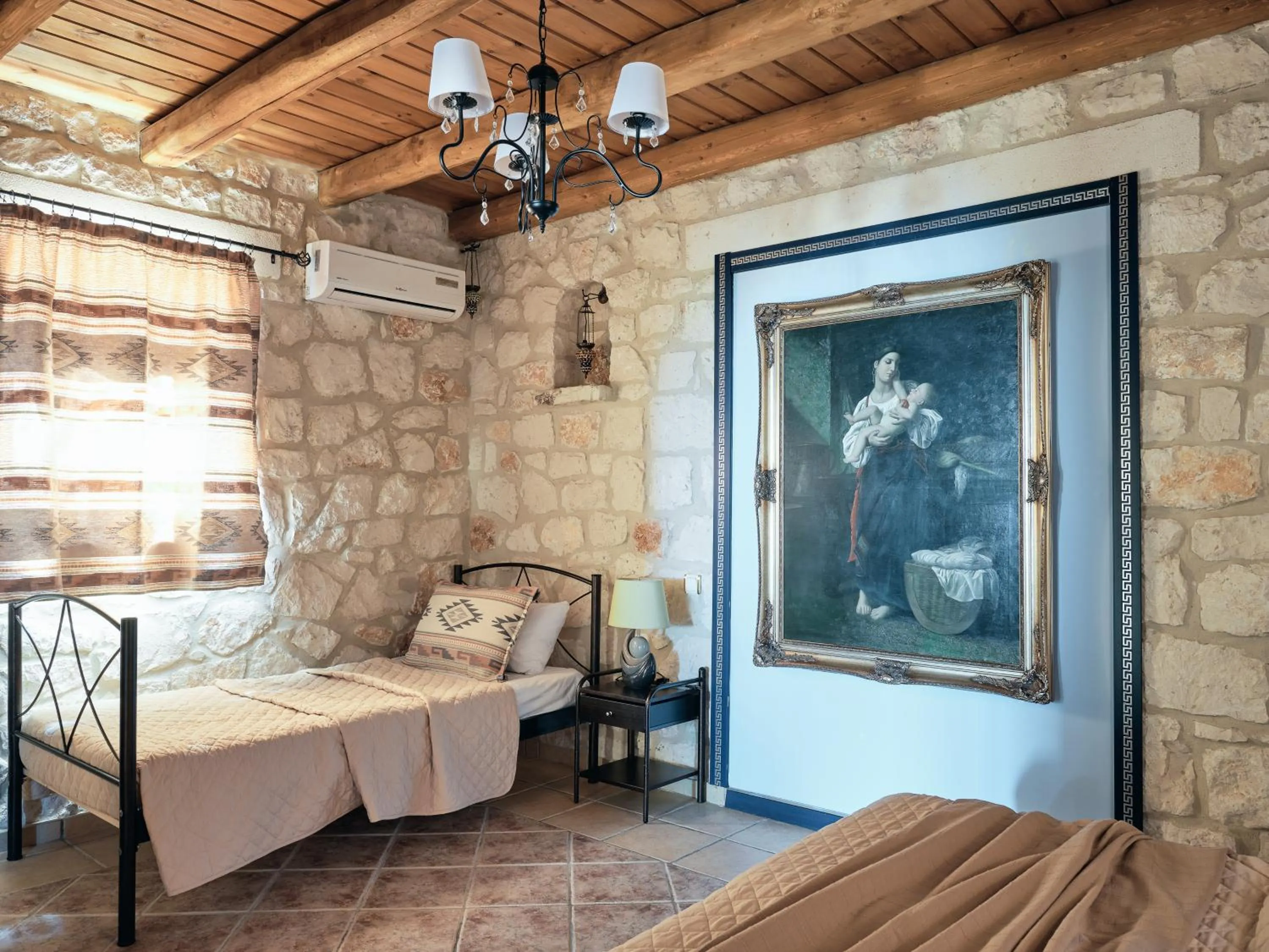 Photo of the whole room, Bed in Diamond Suites