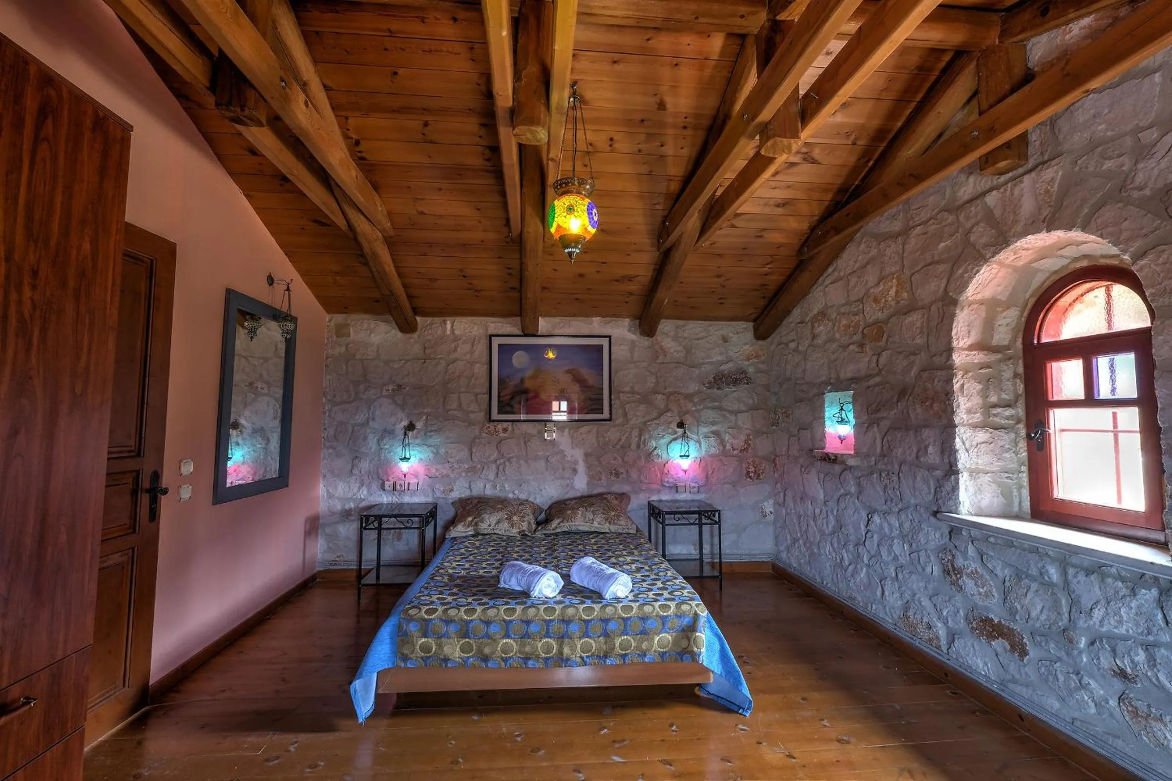 Property building, Bed in Diamond Suites