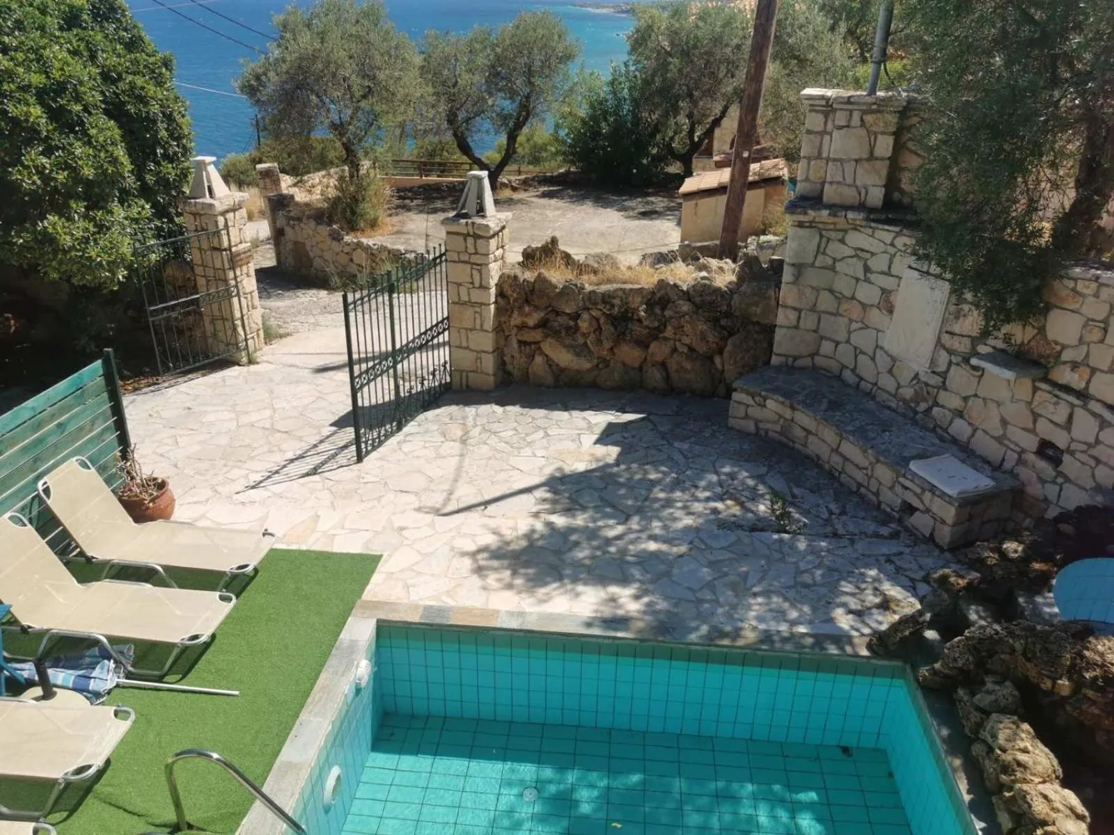 Swimming pool in Diamond Suites