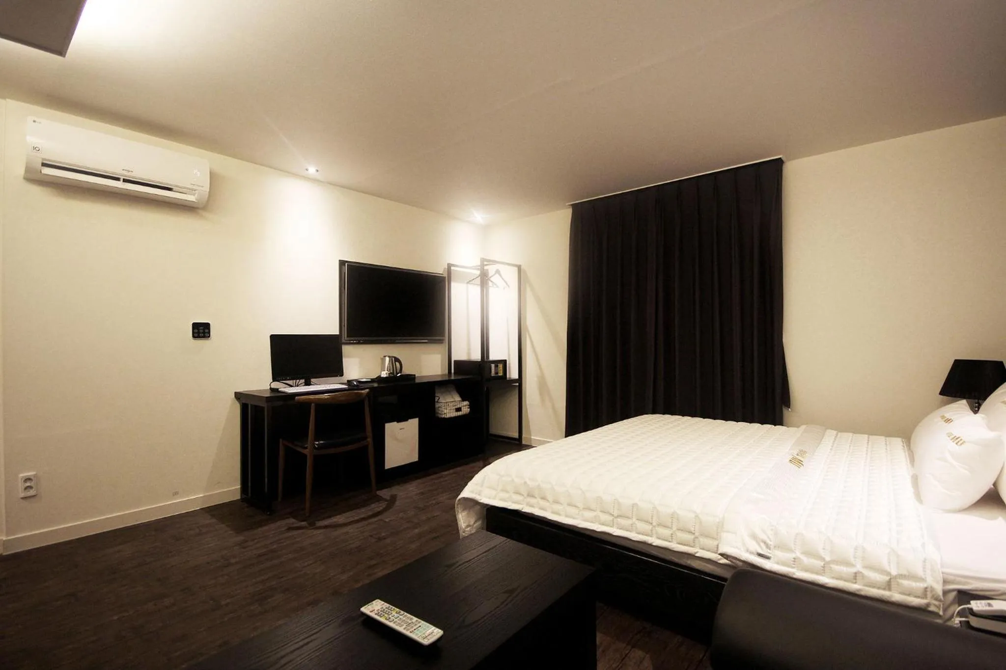 Bathroom, Bed in MU Hotel